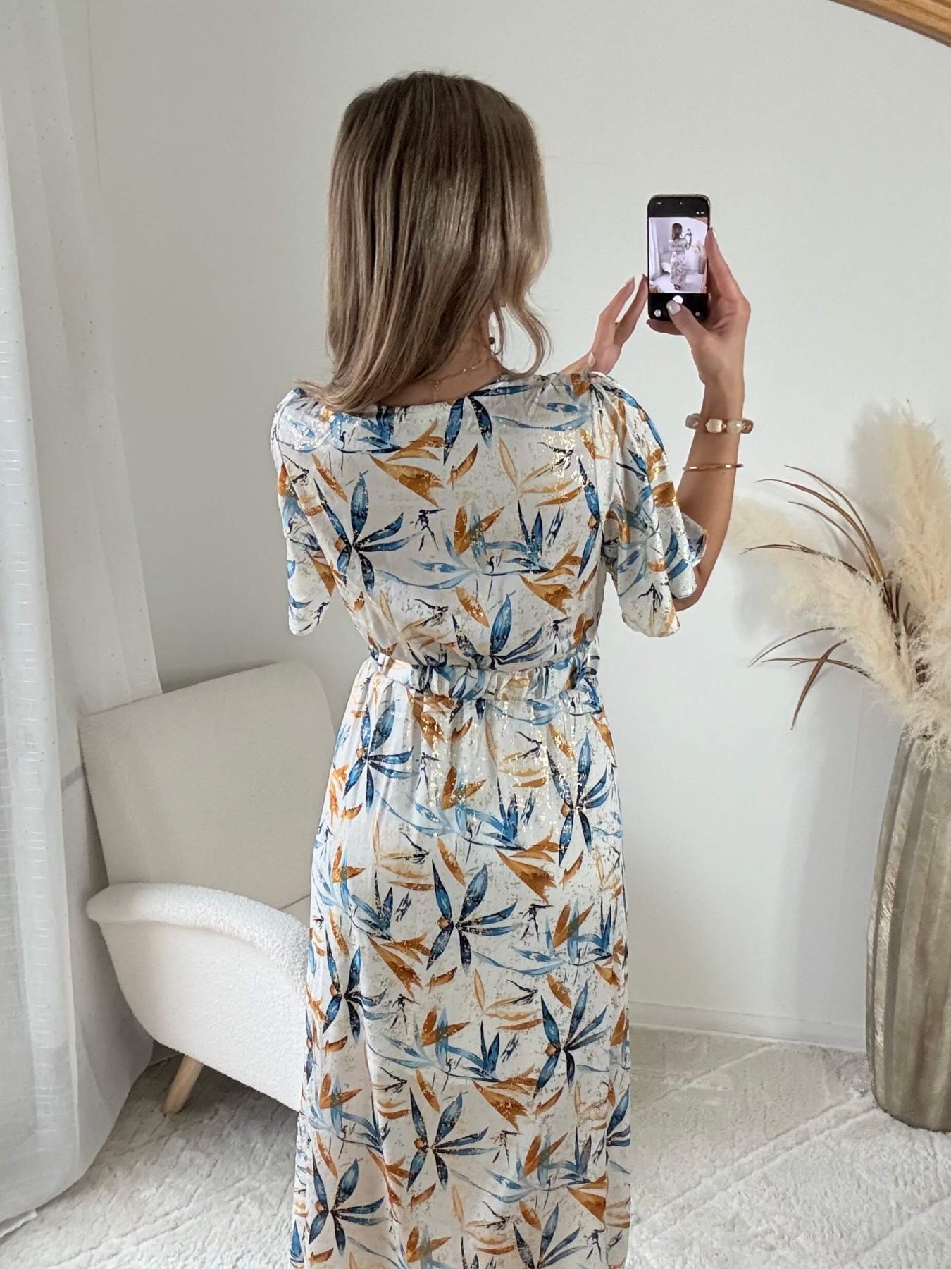 Robe longue fendue Melina bleu et doré imprimé feuillage portée modèle du 36 au 50 - Easy Dressing