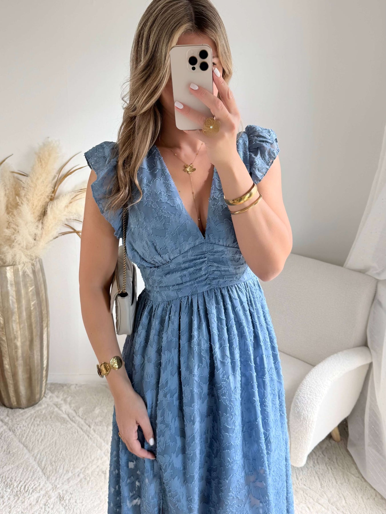 Robe longue bleu poudré effet dentelle Perla avec manches volantées et décolleté cache-cœur, idéale pour cérémonie