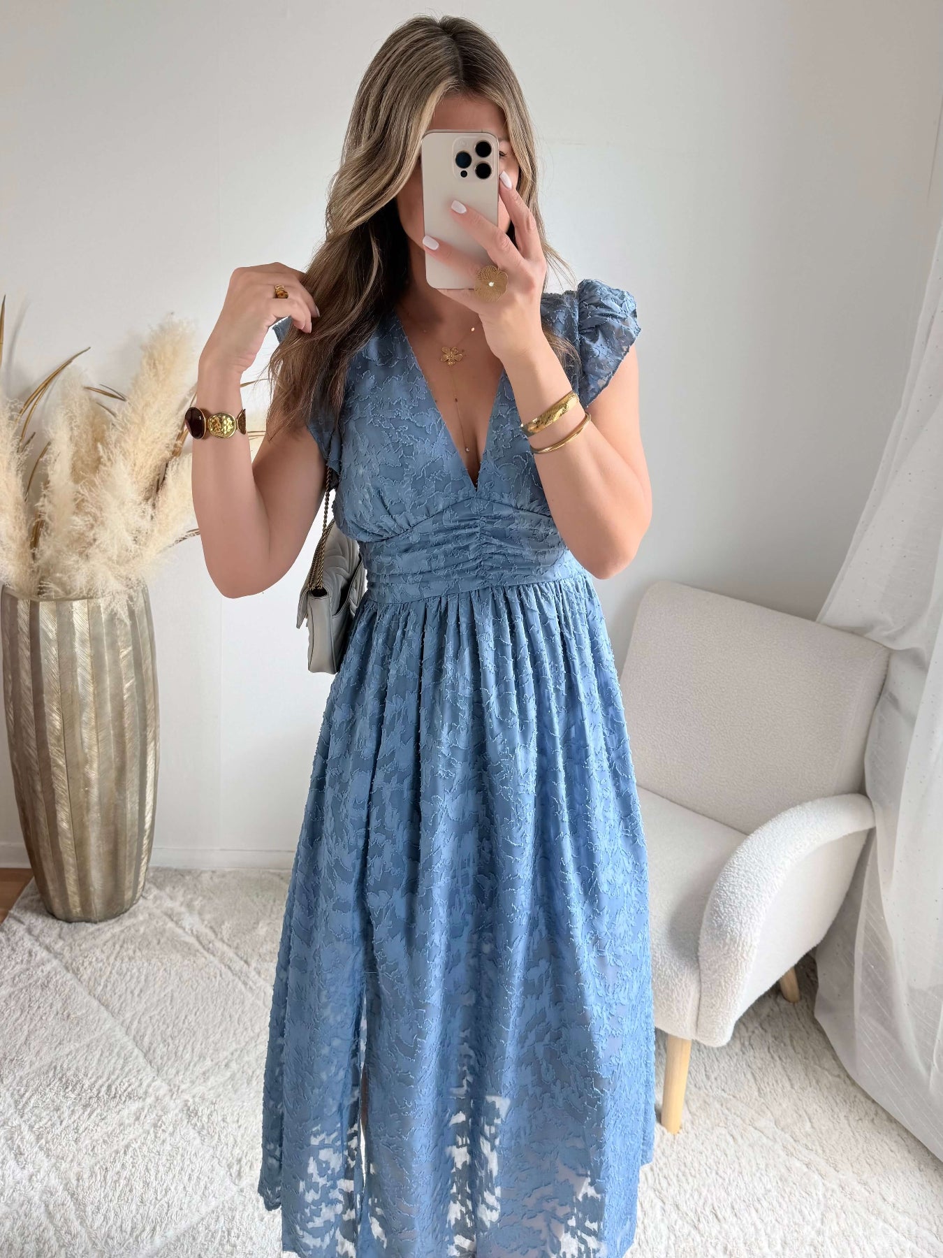 Robe longue bleu poudré effet dentelle Perla avec manches volantées et décolleté cache-cœur, idéale pour cérémonie