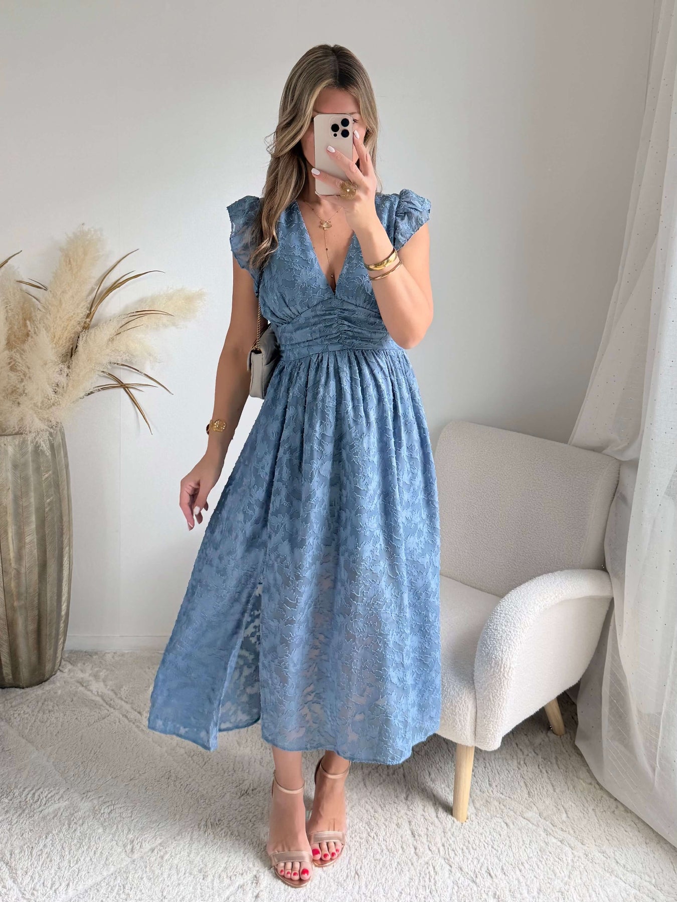 Robe longue bleu poudré effet dentelle Perla avec manches volantées et décolleté cache-cœur, idéale pour cérémonie