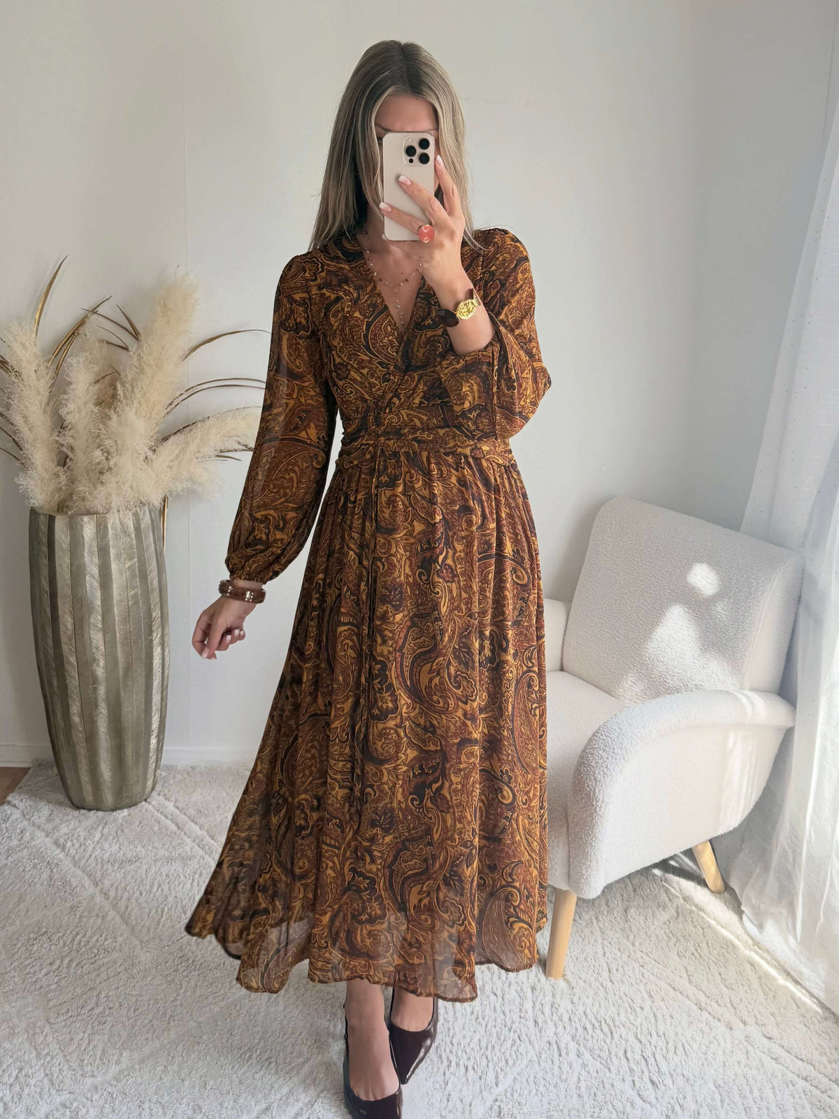 Femme portant une robe chic bohème du S au 4XL