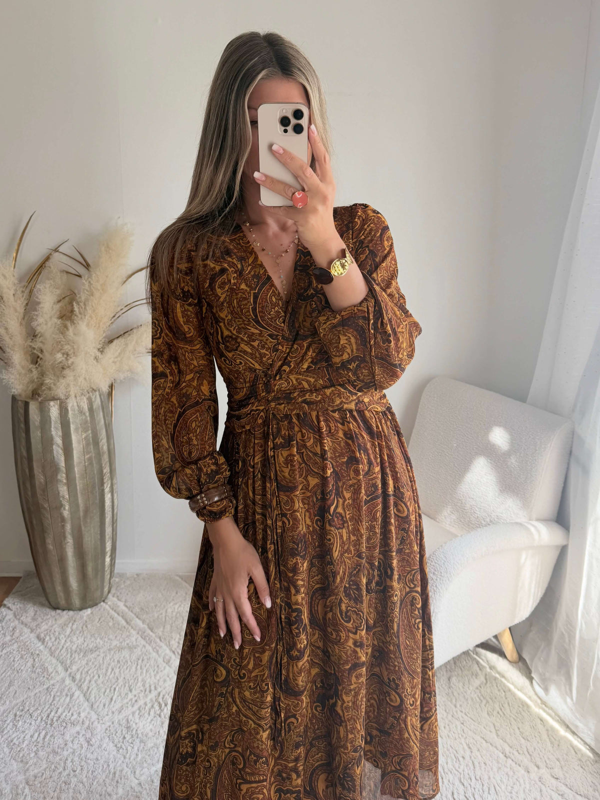 Femme portant une robe chic bohème du S au 4XL