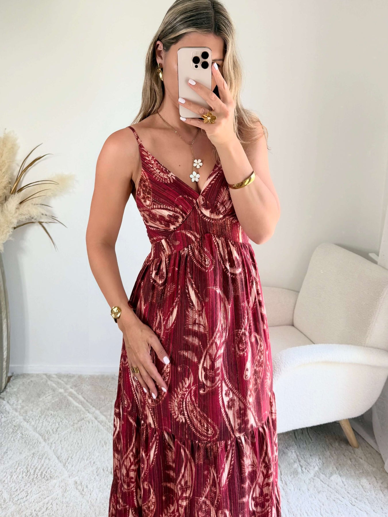 Robe Juliette bordeaux imprimé cachemire blanc, longue et fluide, avec bretelles fines et décolleté en V