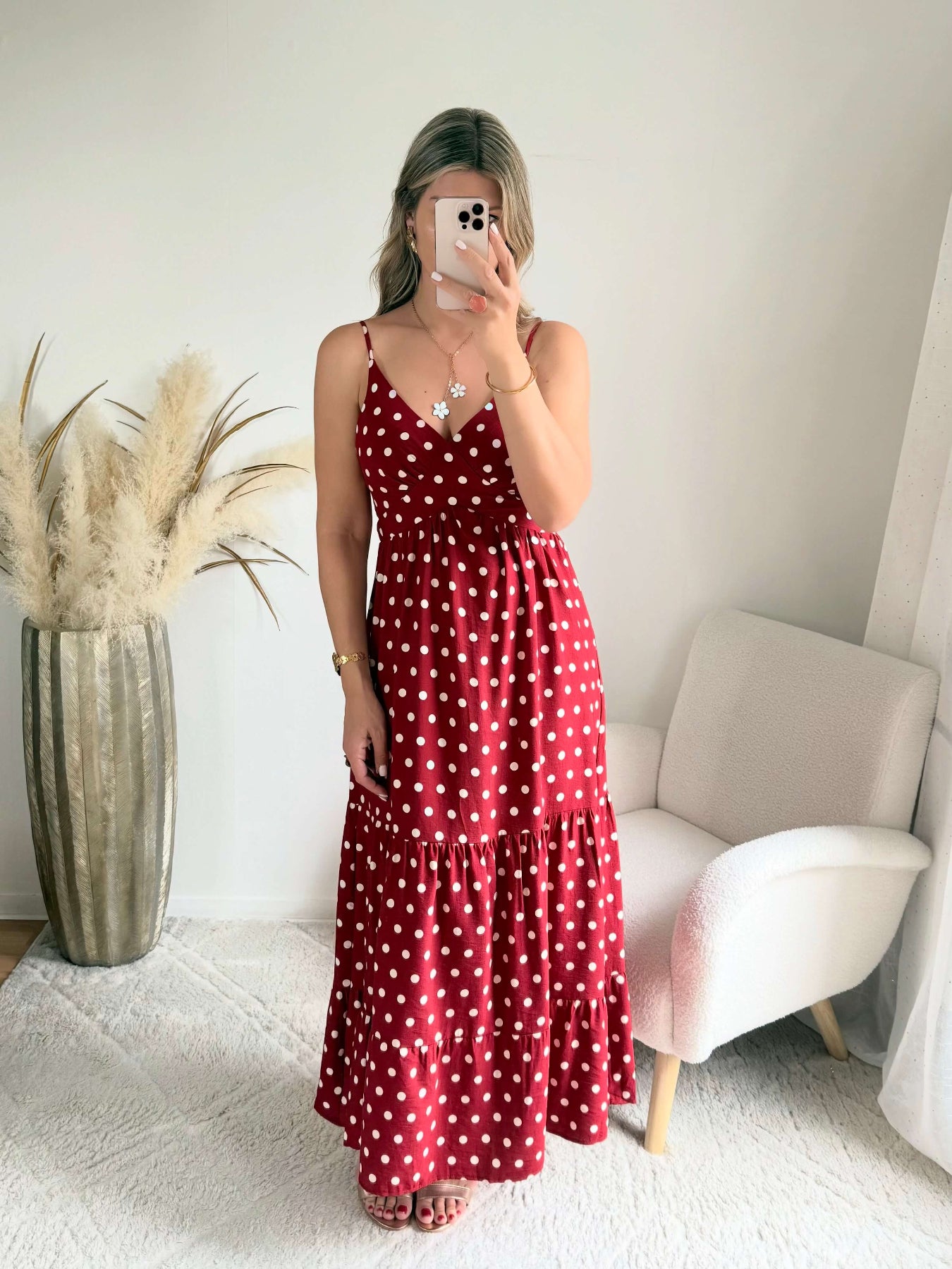 Robe longue Juliette bordeaux à pois blancs, décolleté en V, fines bretelles réglables et coupe fluide évasée.