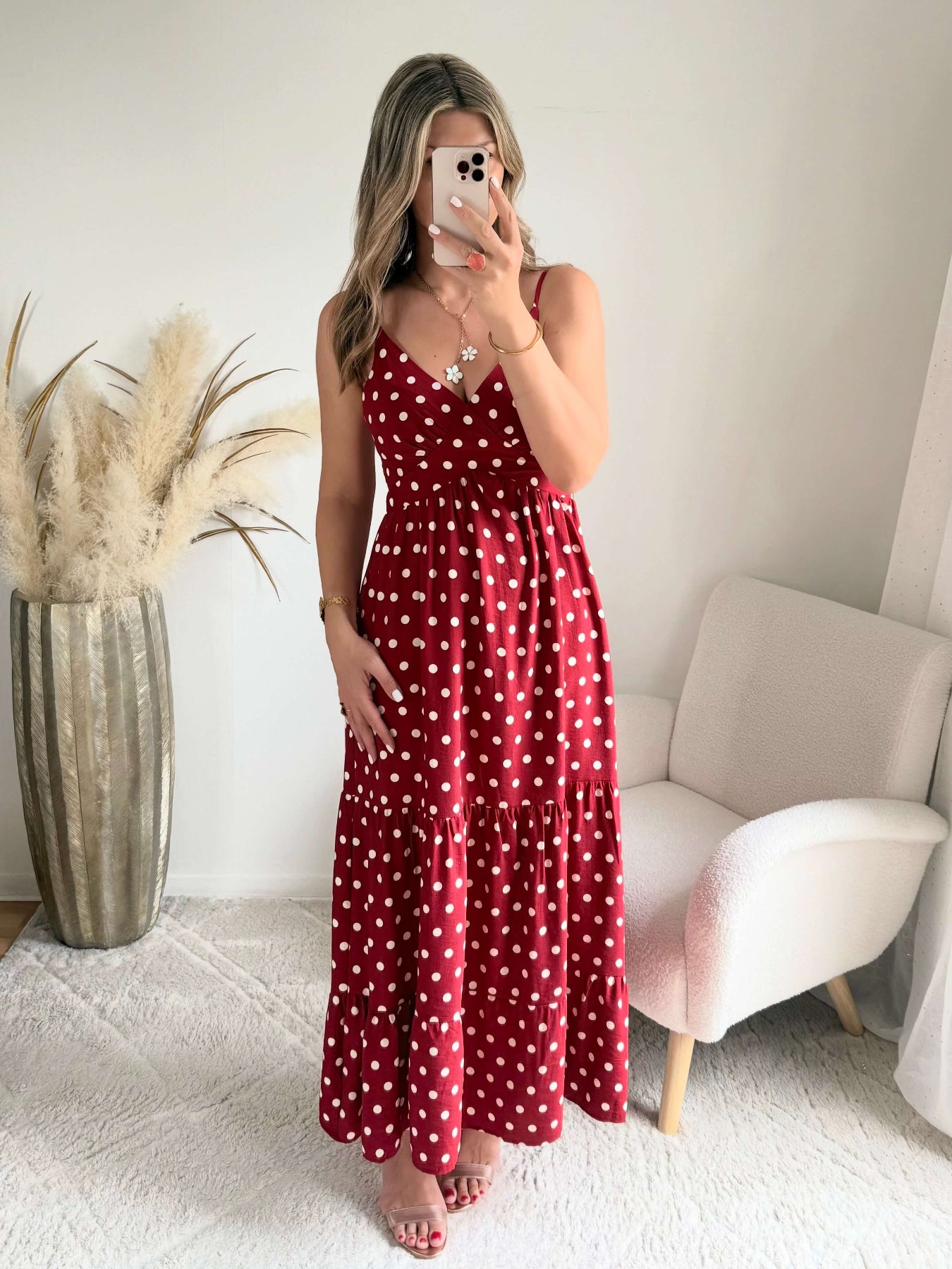 Robe longue Juliette bordeaux à pois blancs, décolleté en V, fines bretelles réglables et coupe fluide évasée.