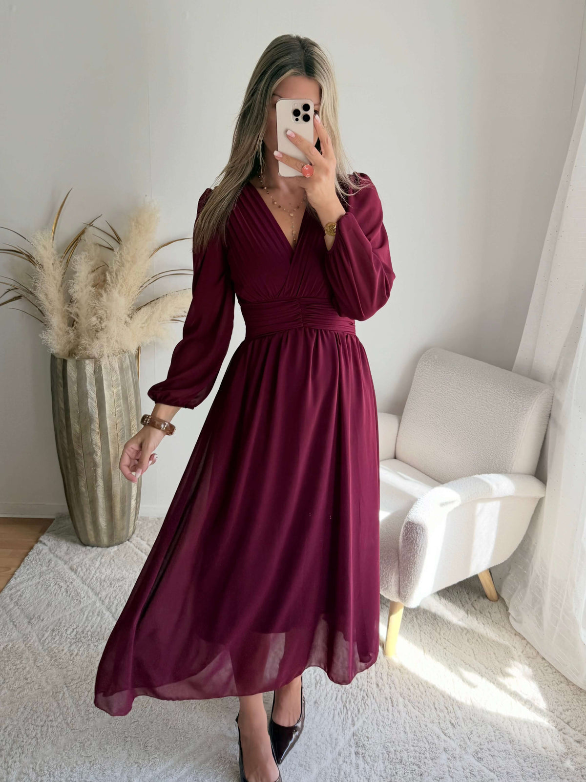 Femme portant la robe longue bordeaux Zoé à manches longues, décolleté cache-cœur et taille froncée.