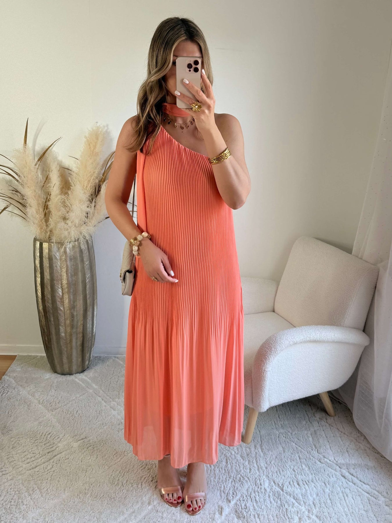 Robe Louisa corail robe longue plissée fluide. Robe élégante et féminine idéale cérémonie, été et événements.