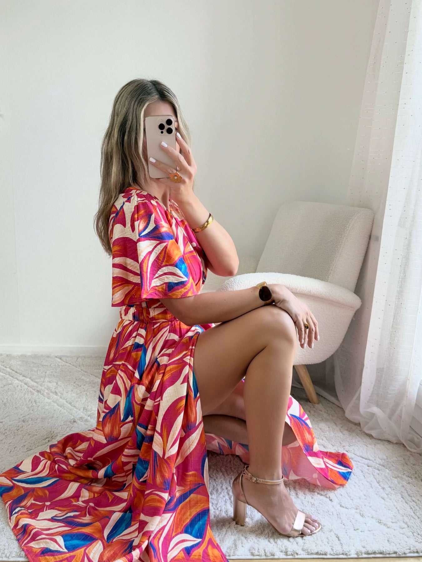 Robe longue imprimé tropical rose fuchsia, corail et bleu avec manches courtes et décolleté cache-cœur.
