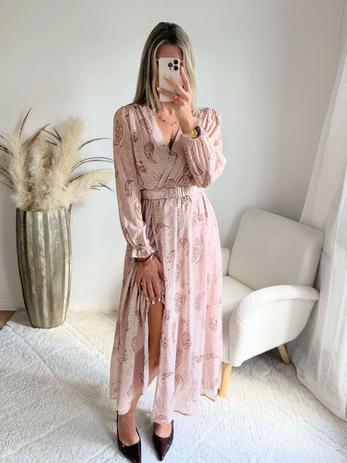Femme portant une robe longue fendue beige et dorée