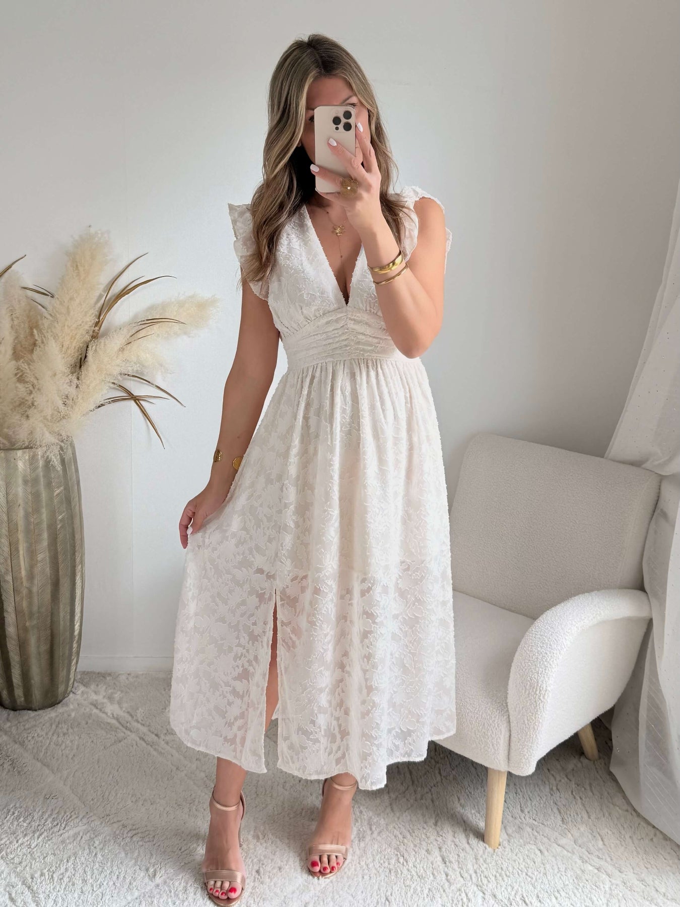 Robe longue blanche effet dentelle Perla avec manches volantées et décolleté cache-cœur, idéale pour cérémonie