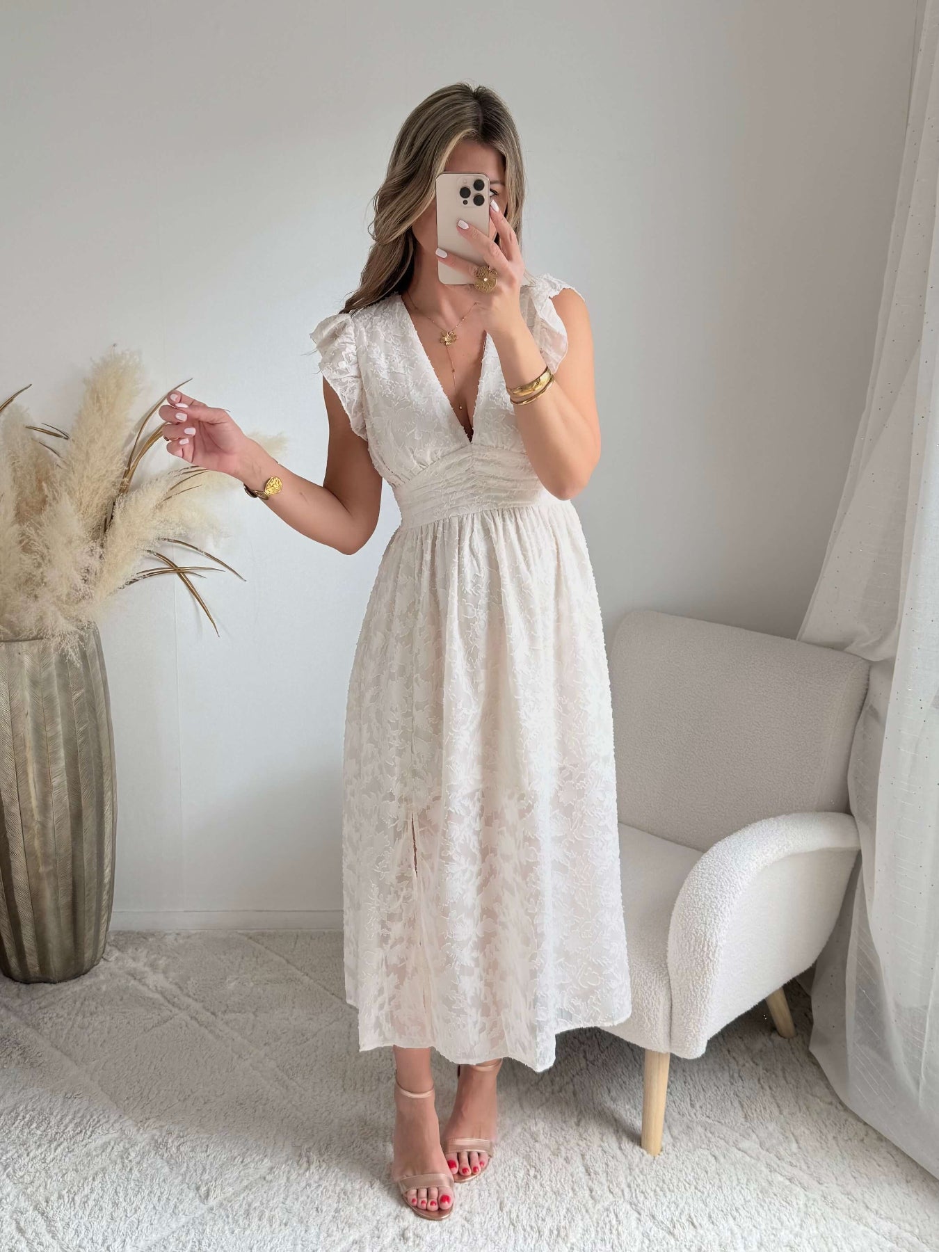 Robe longue blanche effet dentelle Perla avec manches volantées et décolleté cache-cœur, idéale pour cérémonie