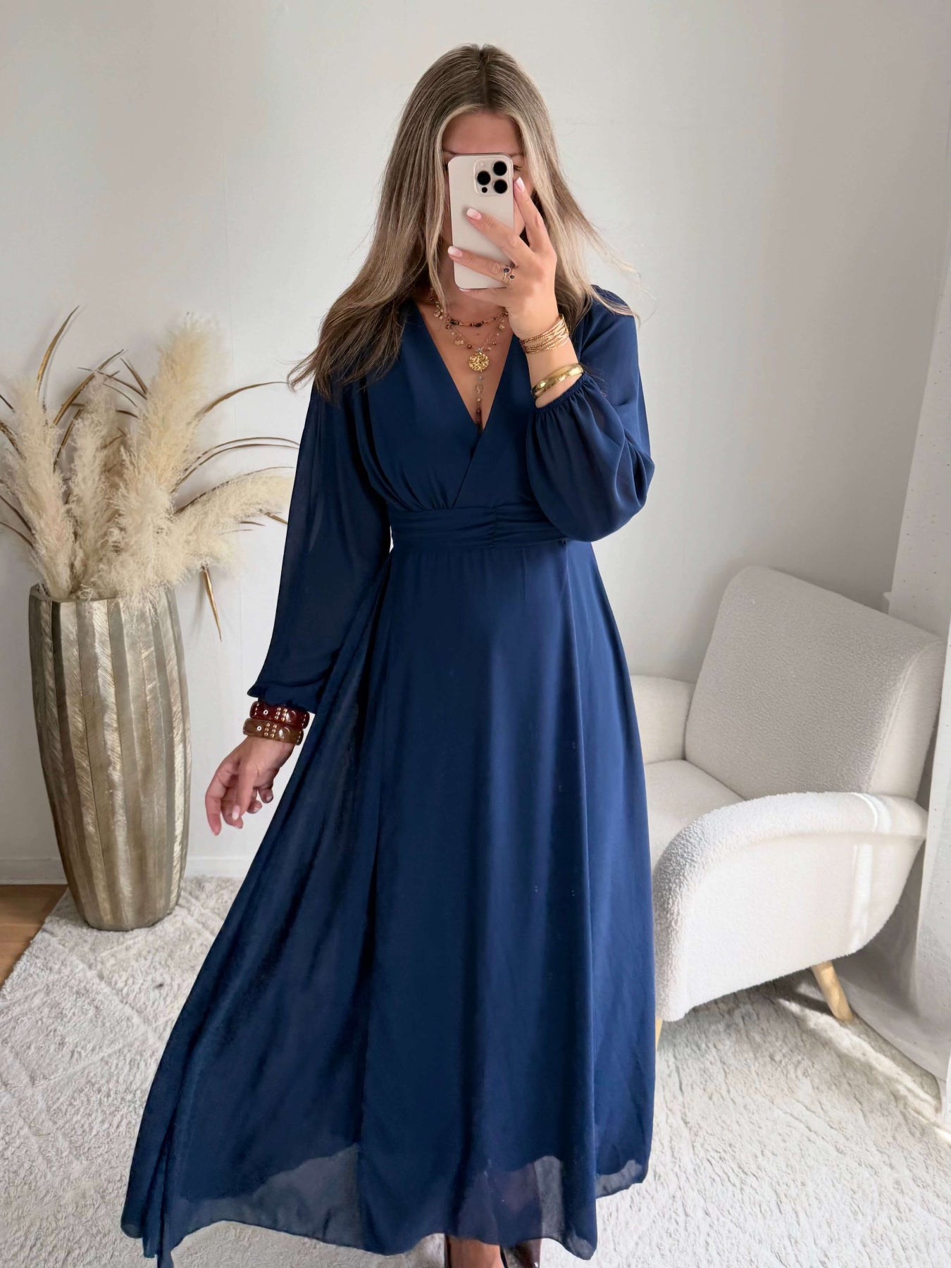 Robe longue fendue Lyana marine décolleté cache-cœur et manches longues.