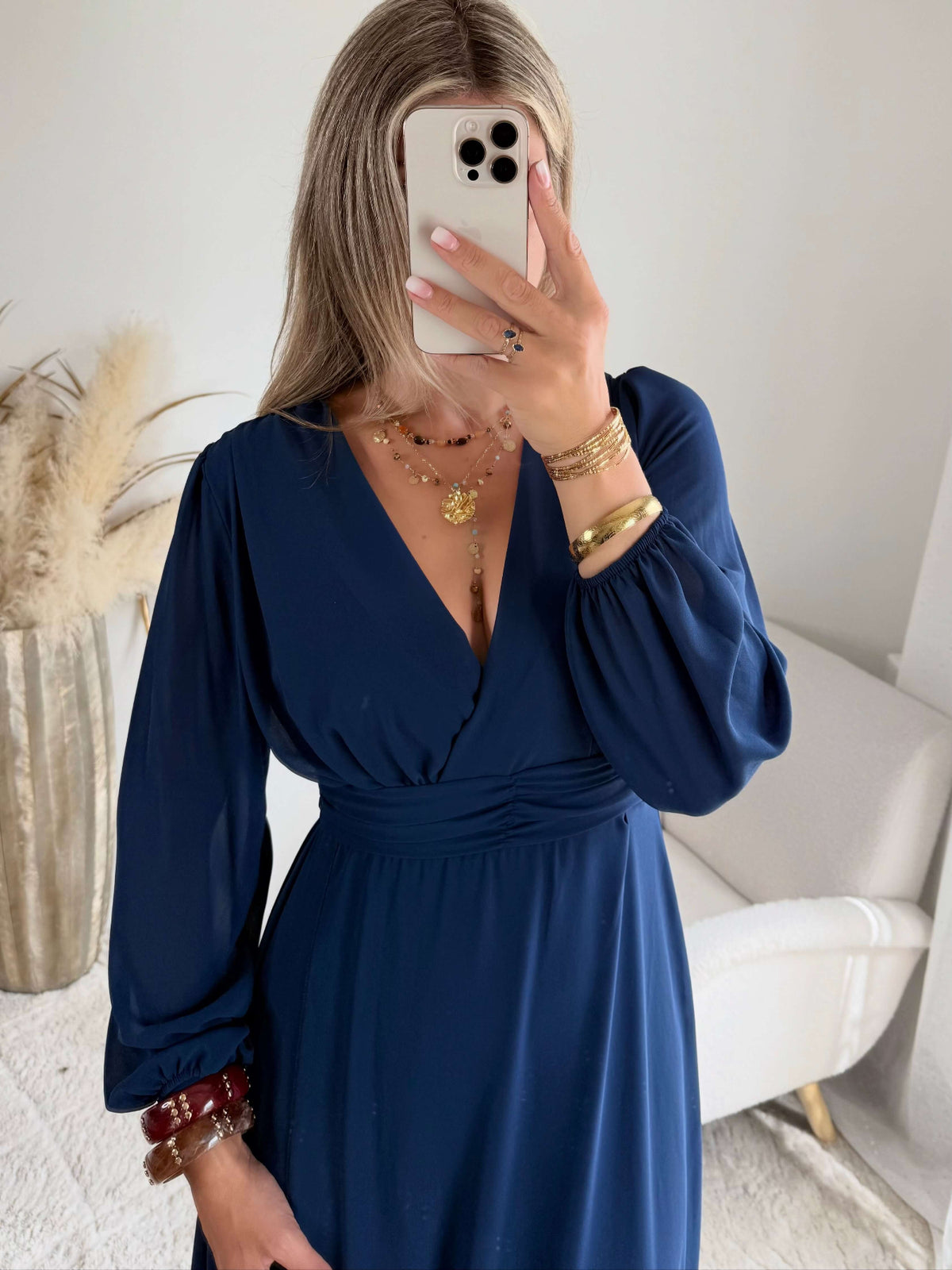 Robe longue fendue Lyana marine décolleté cache-cœur et manches longues.