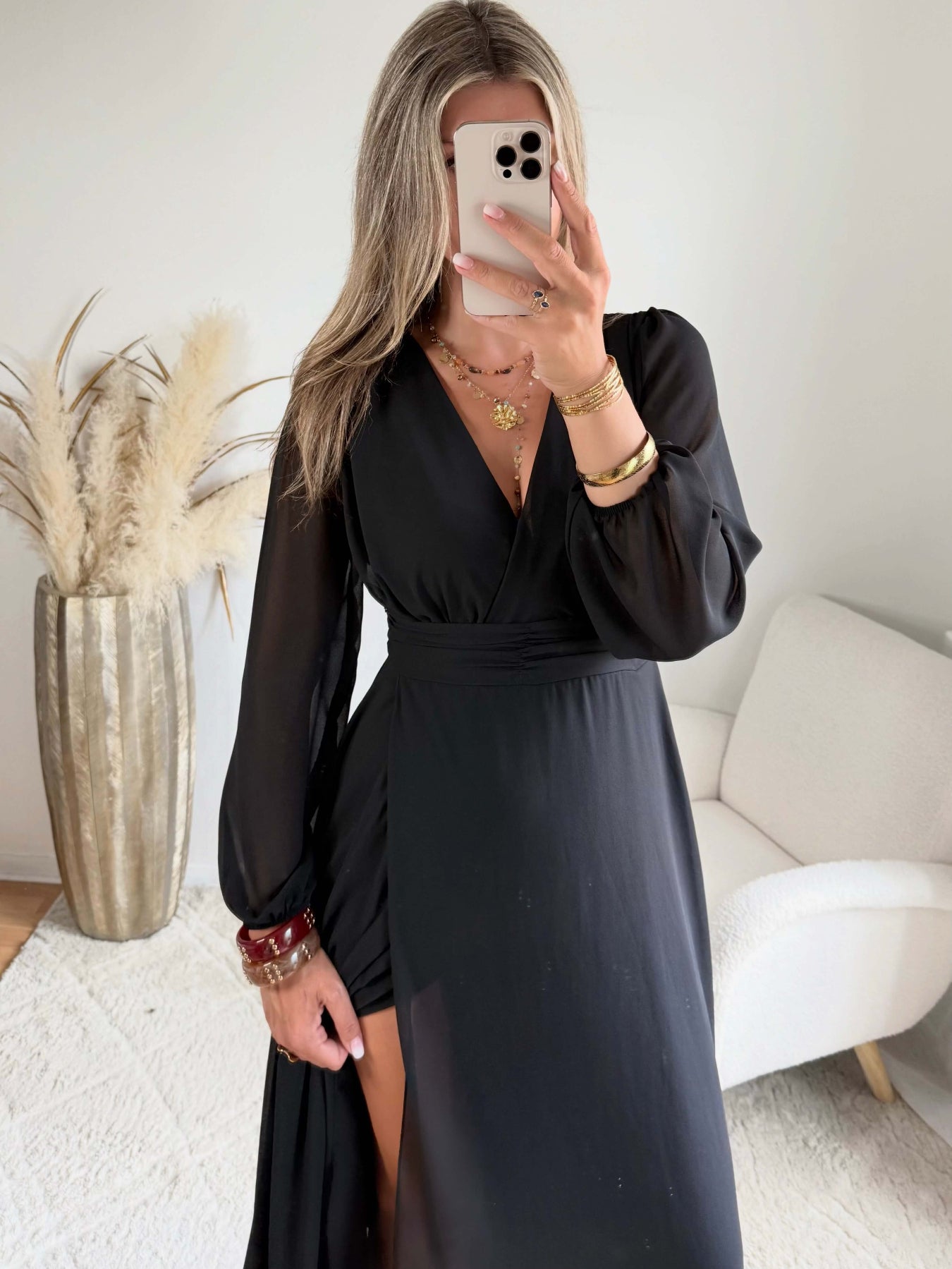 Robe longue fendue Lyana noire, décolleté cache-cœur et manches longues.