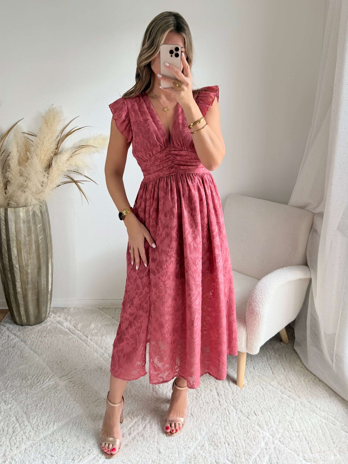 Robe longue rose effet dentelle Perla avec manches volantées et décolleté cache-cœur, idéale pour cérémonie