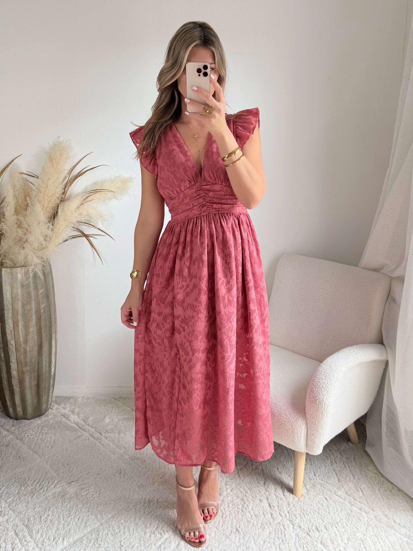 Robe longue rose effet dentelle Perla avec manches volantées et décolleté cache-cœur, idéale pour cérémonie