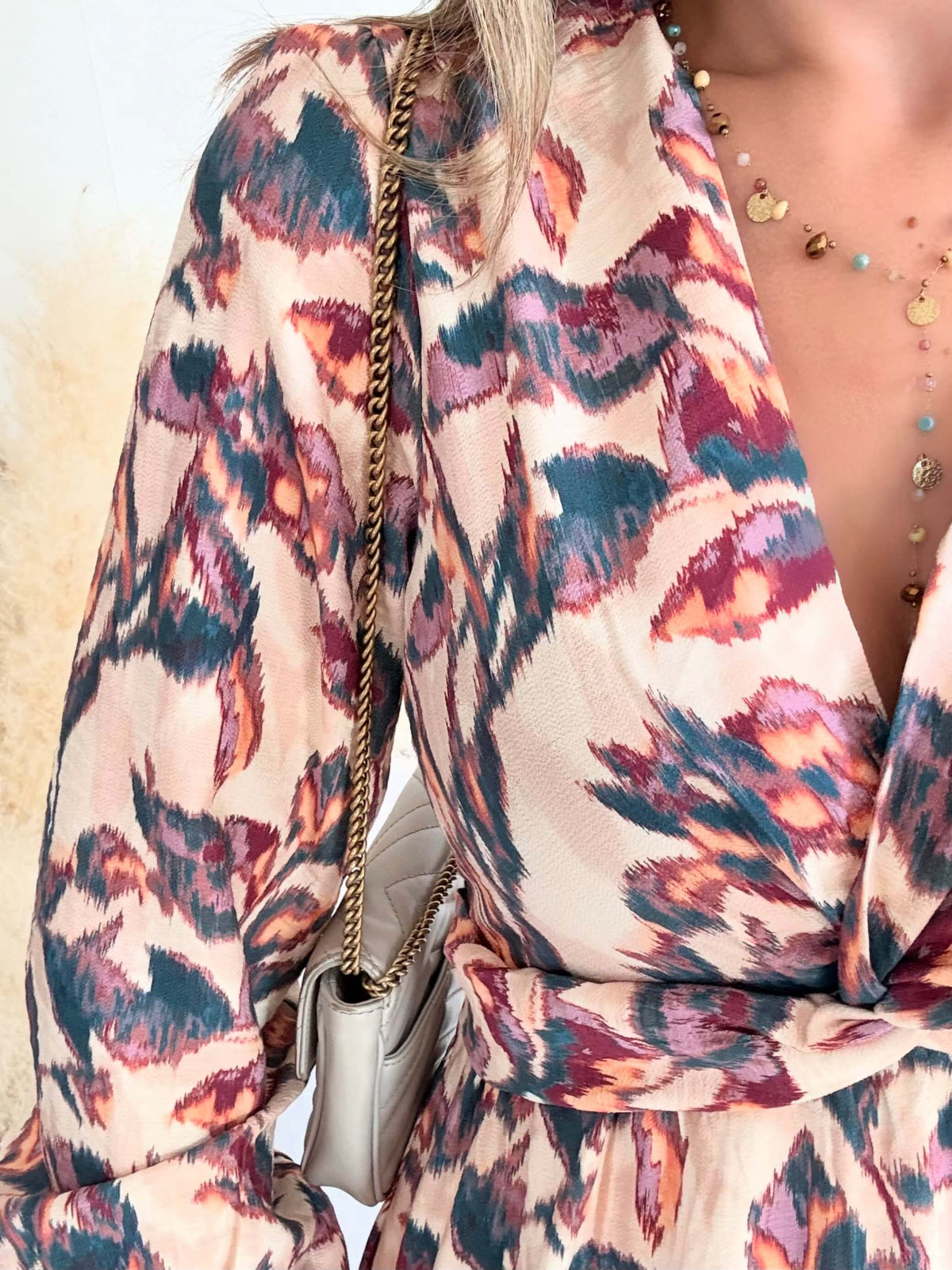Femme portant une robe longue fleurie bohème chic