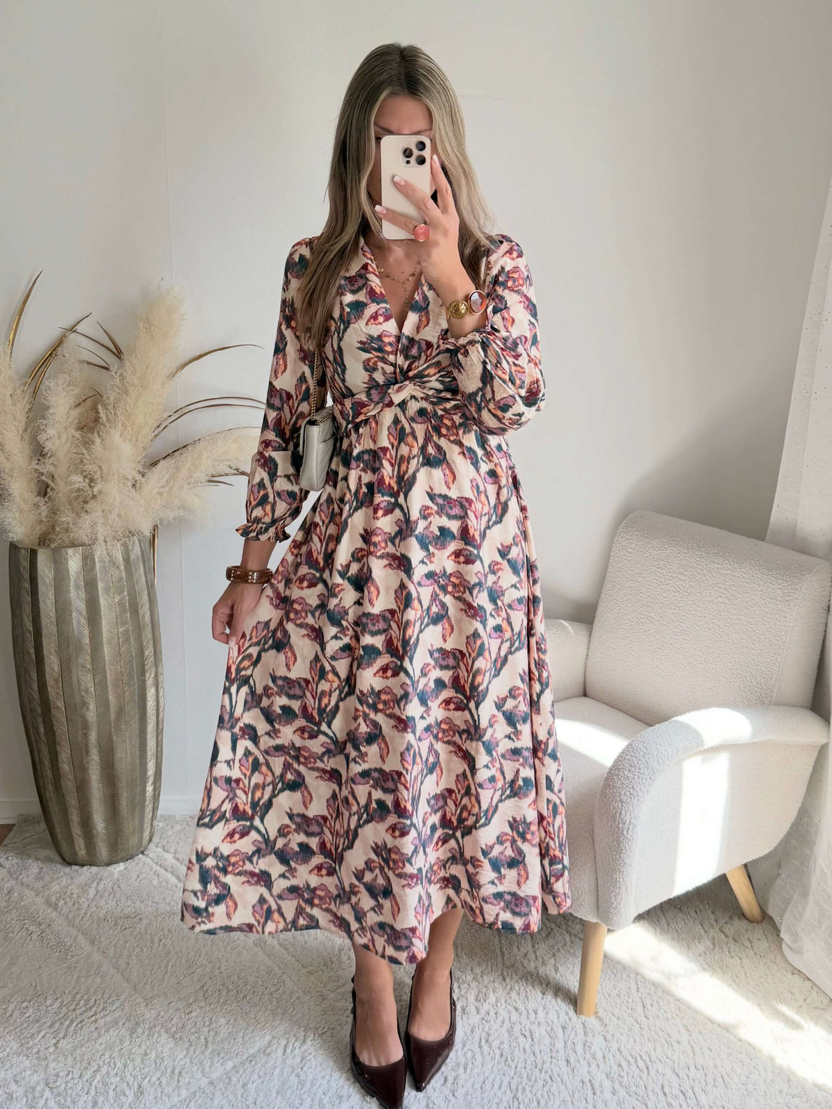 Femme portant une robe longue fleurie bohème chic