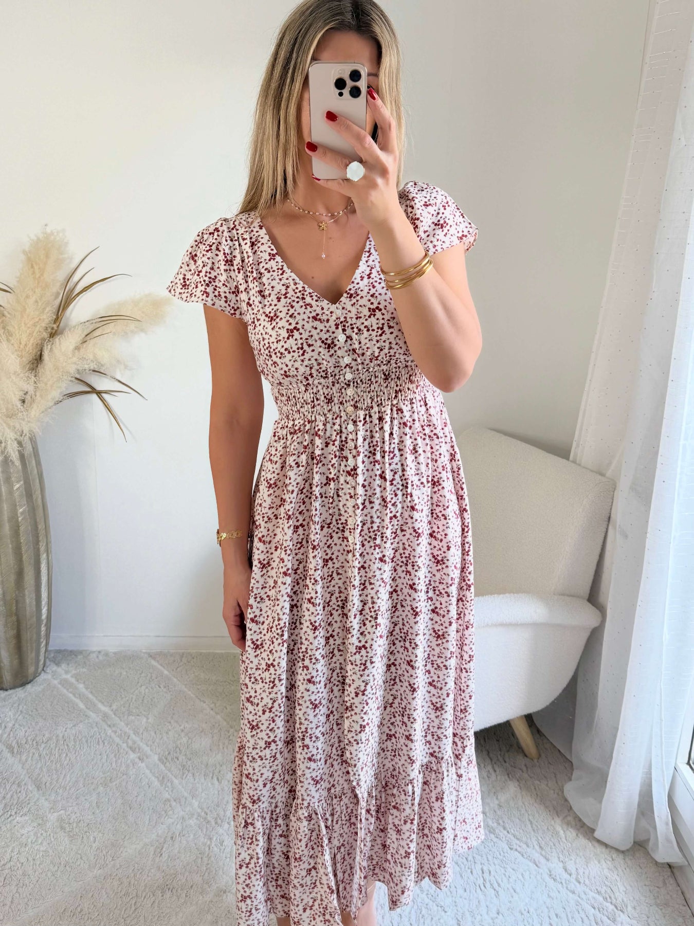 Robe longue Molina fleurie bordeaux sur fond écru avec décolleté en V et taille smockée du S au 4XL.