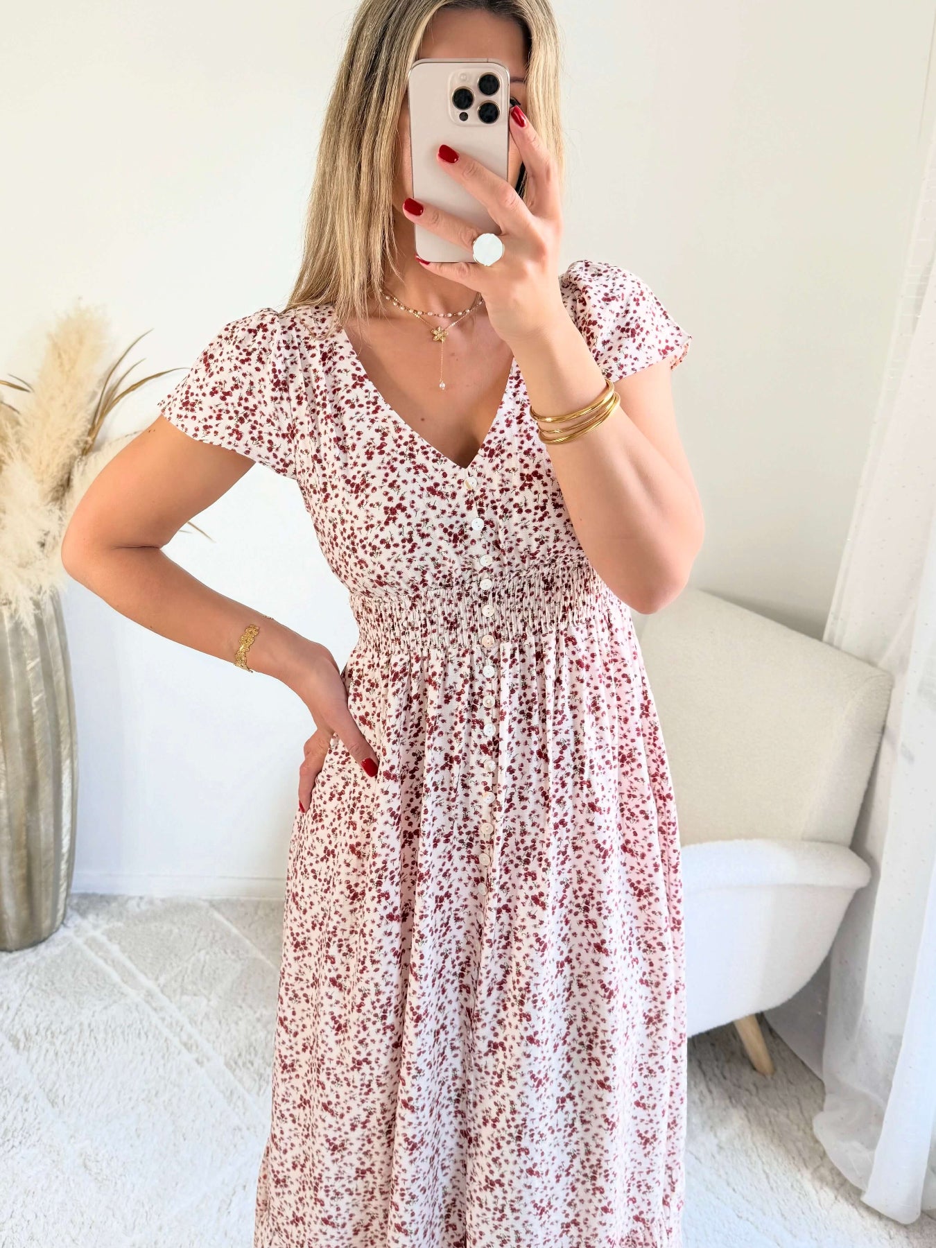 Robe longue Molina fleurie bordeaux sur fond écru avec décolleté en V et taille smockée du S au 4XL.