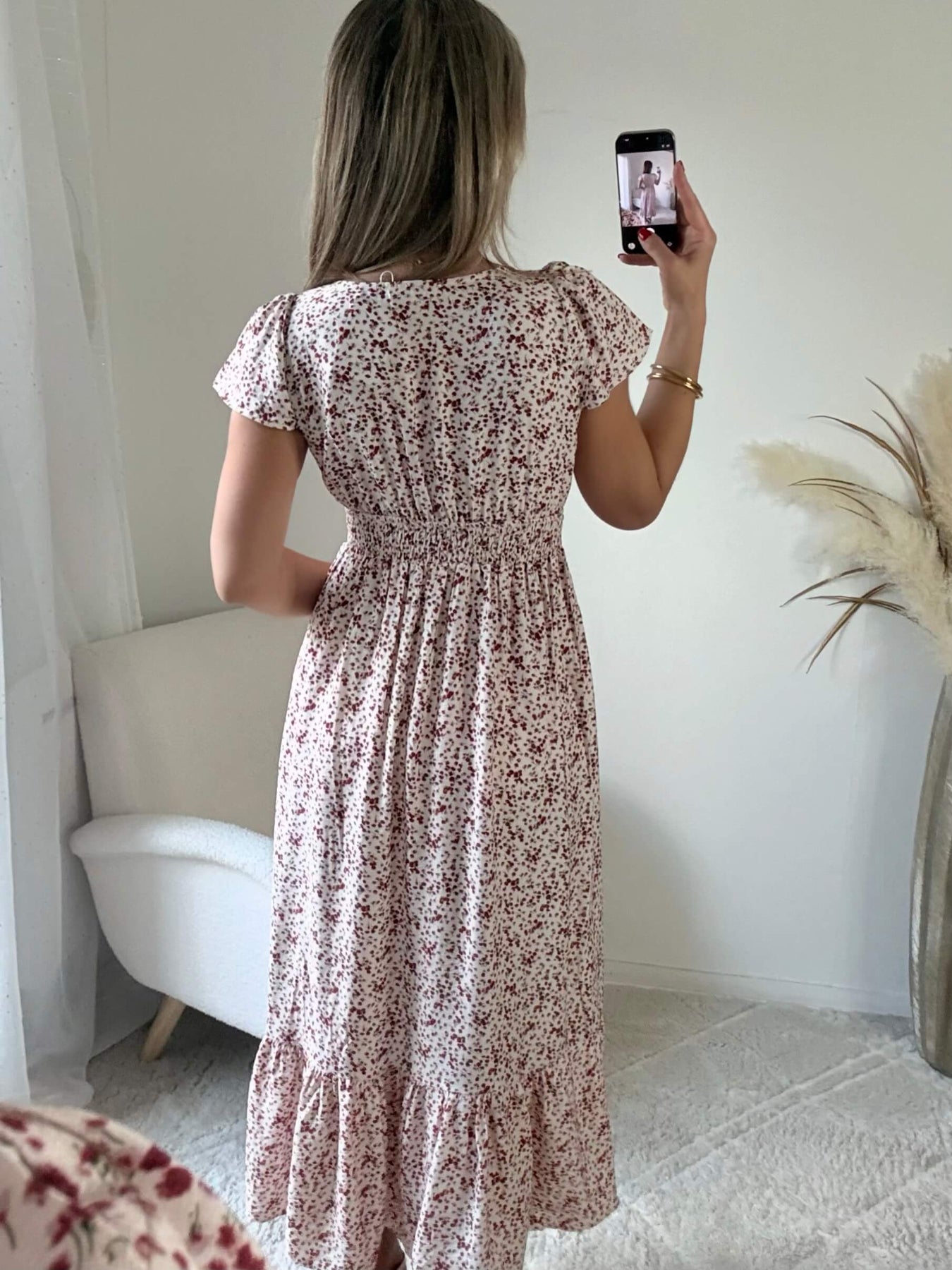 Robe longue Molina fleurie bordeaux sur fond écru avec décolleté en V et taille smockée du S au 4XL.