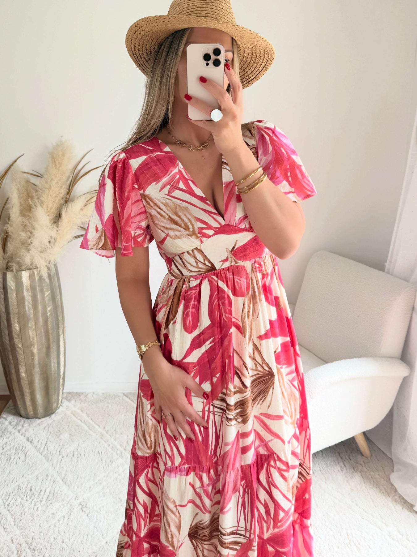 Robe longue tropicale rose Palma avec imprimé feuillage, manches fluides et coupe bohème chic.