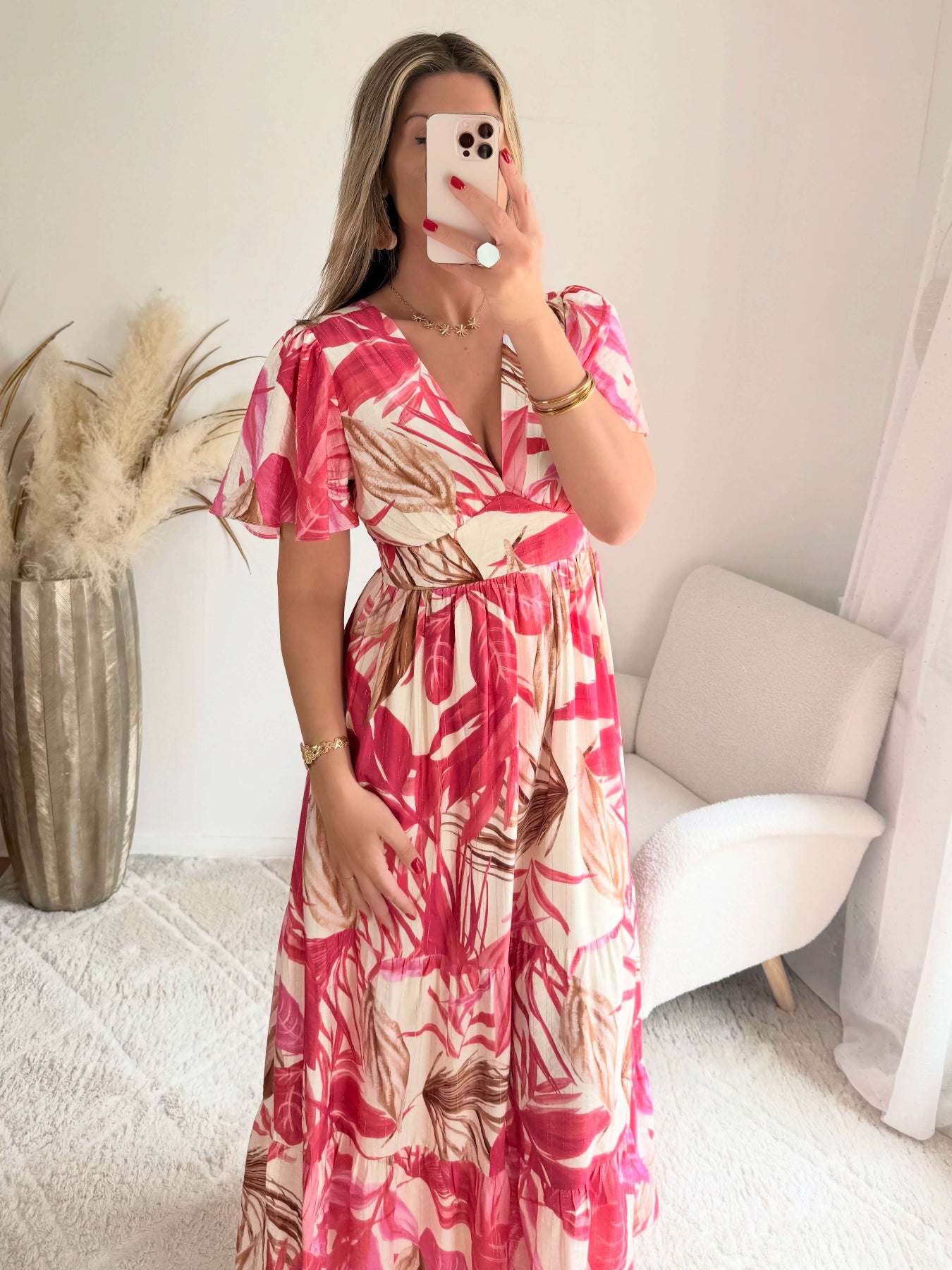 Robe longue tropicale rose Palma avec imprimé feuillage, manches fluides et coupe bohème chic.