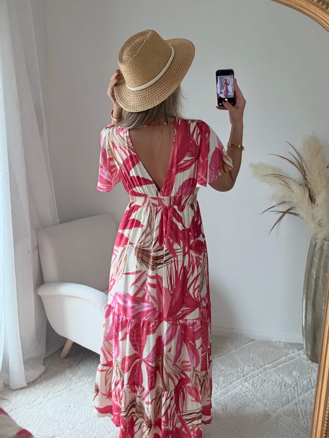 Robe longue tropicale rose Palma avec imprimé feuillage, manches fluides et coupe bohème chic.