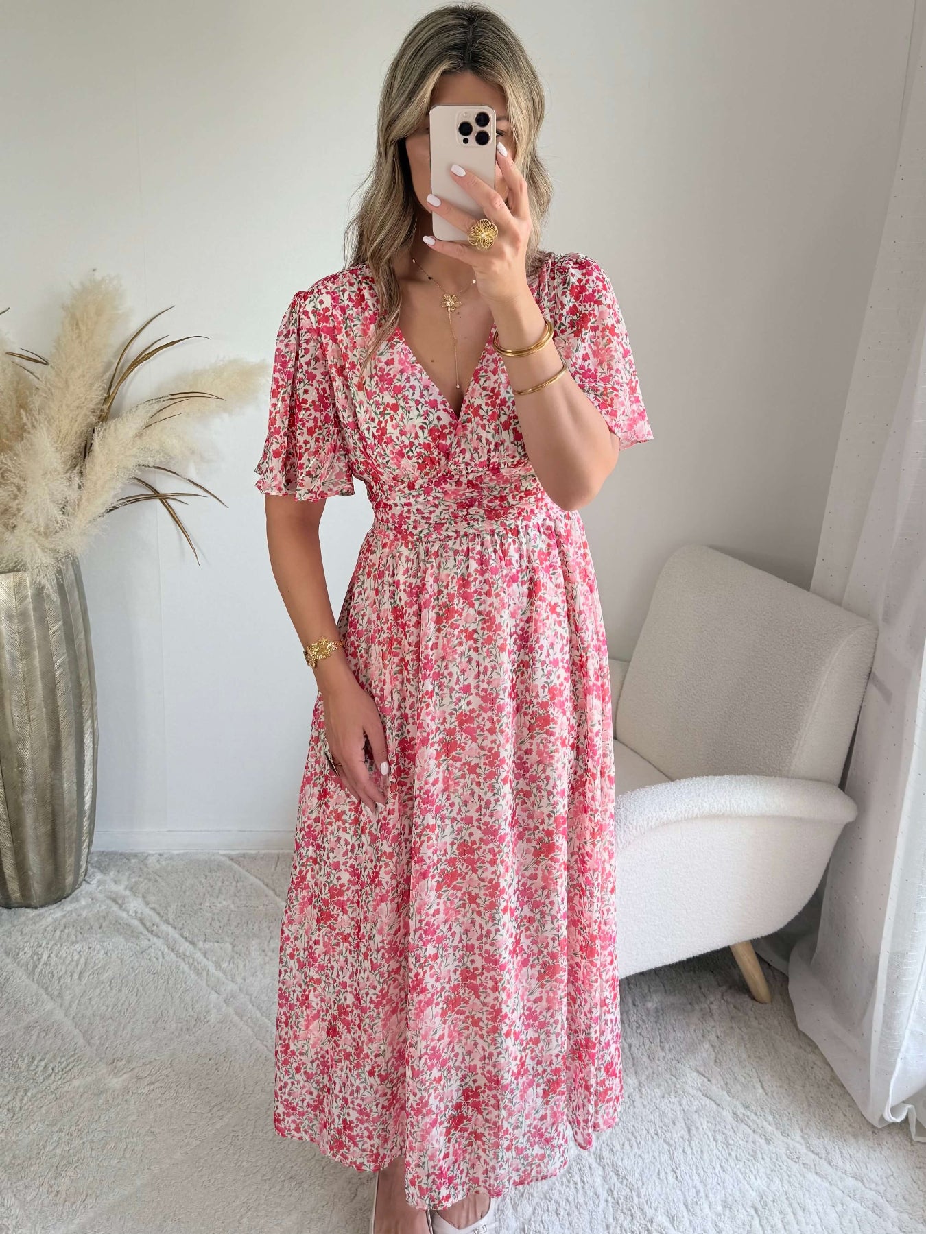 Robe longue Laure imprimée rose coupe fluide avec décolleté en V et manches courtes.