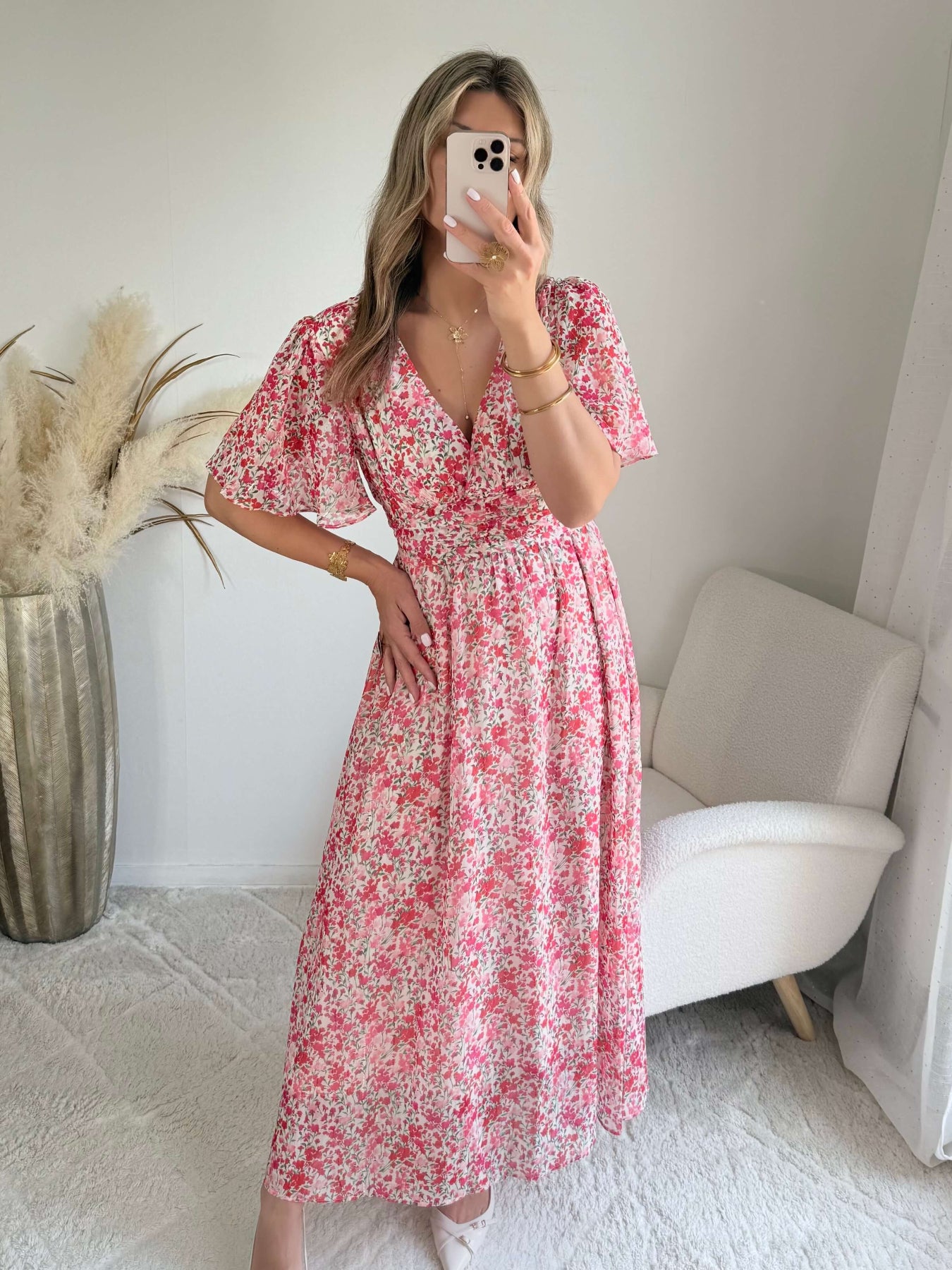 Robe longue Laure imprimée rose coupe fluide avec décolleté en V et manches courtes.