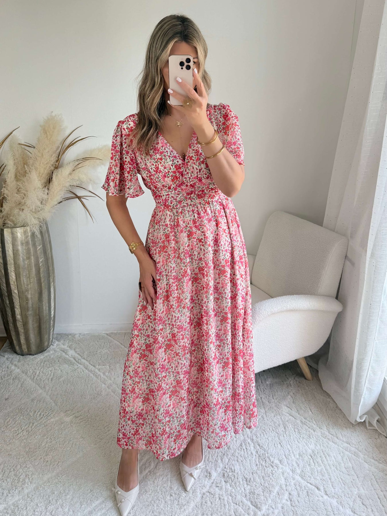 Robe longue Laure imprimée rose coupe fluide avec décolleté en V et manches courtes.