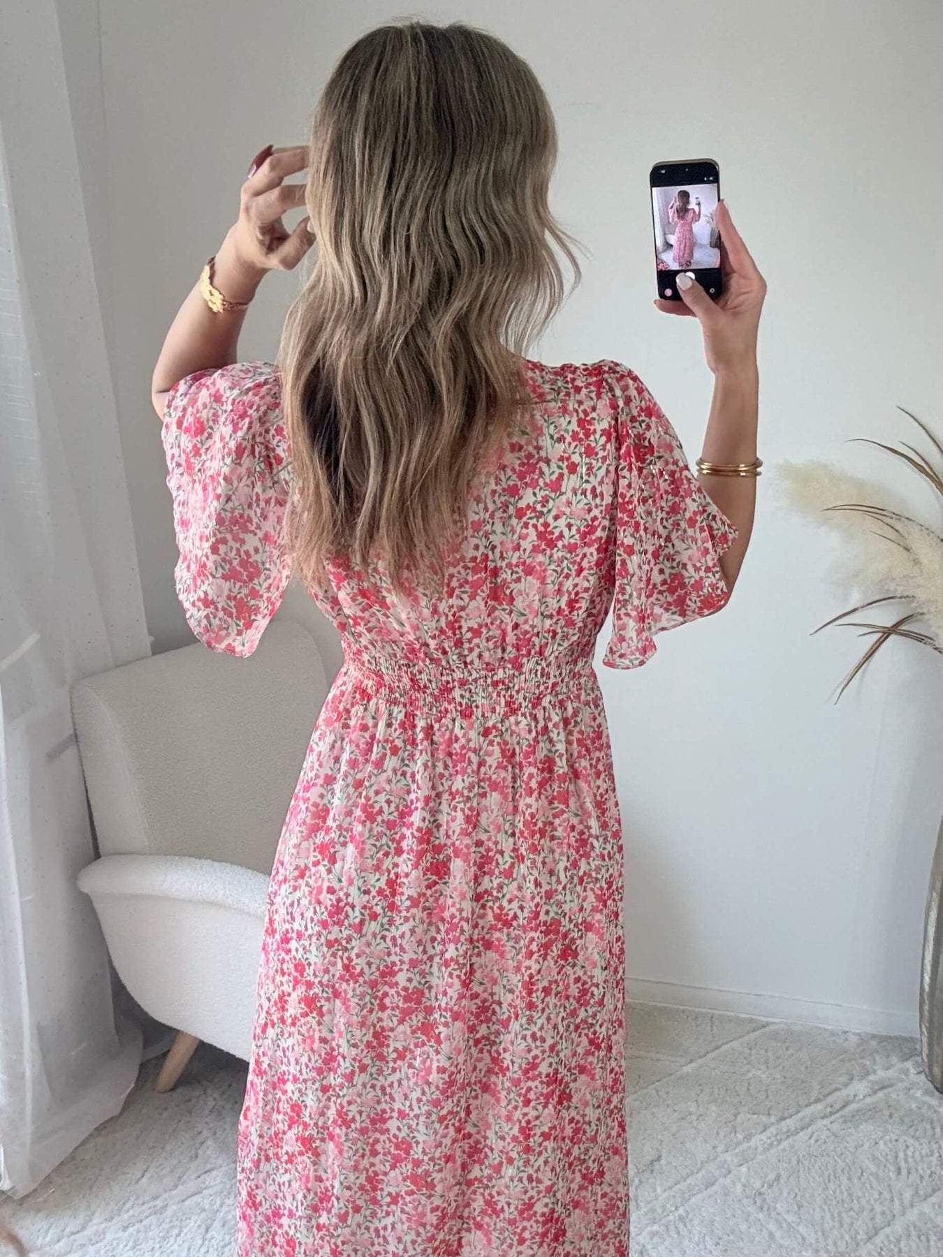 Robe longue Laure imprimée rose coupe fluide avec décolleté en V et manches courtes.