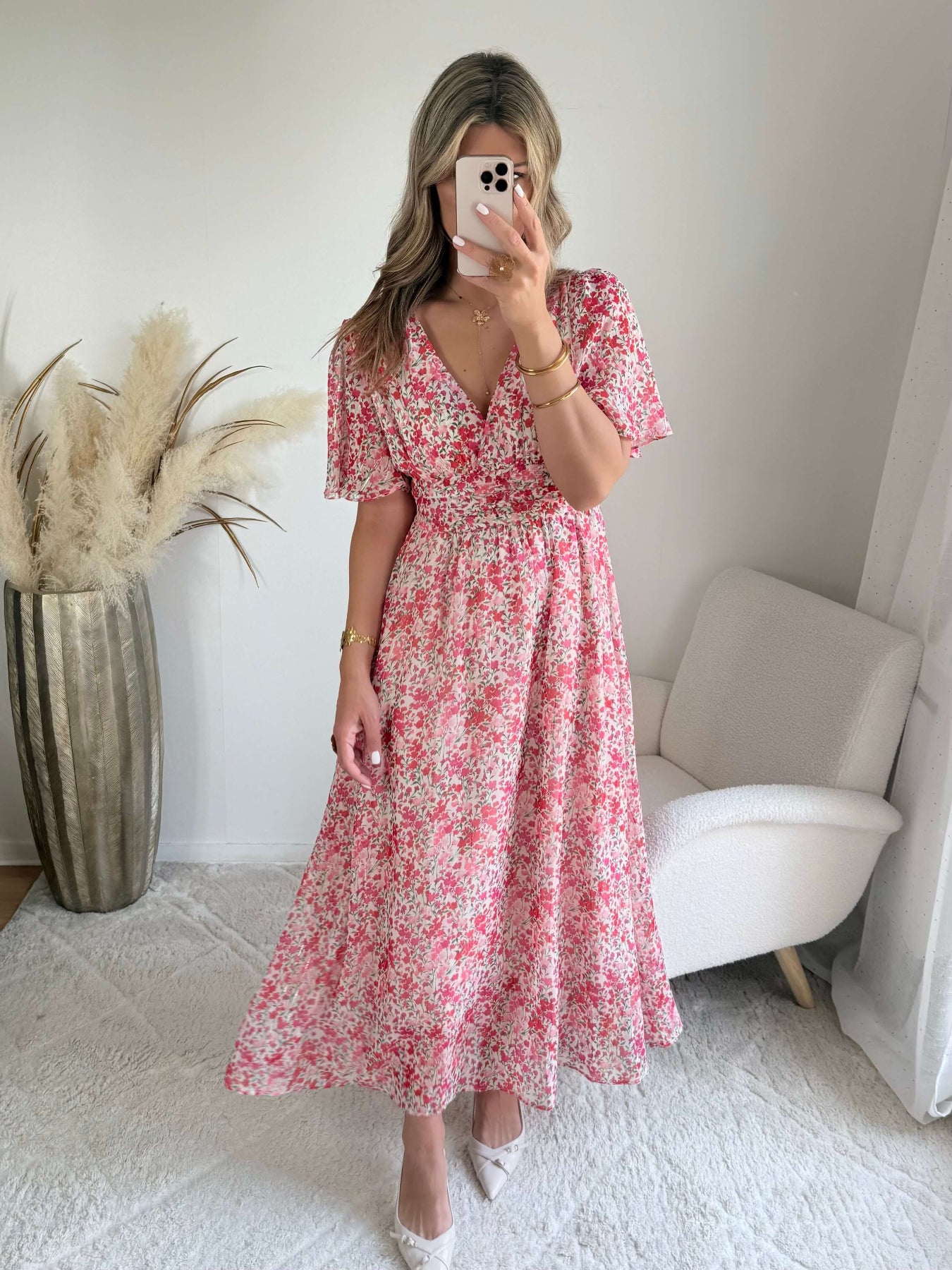 Robe longue Laure imprimée rose coupe fluide avec décolleté en V et manches courtes.