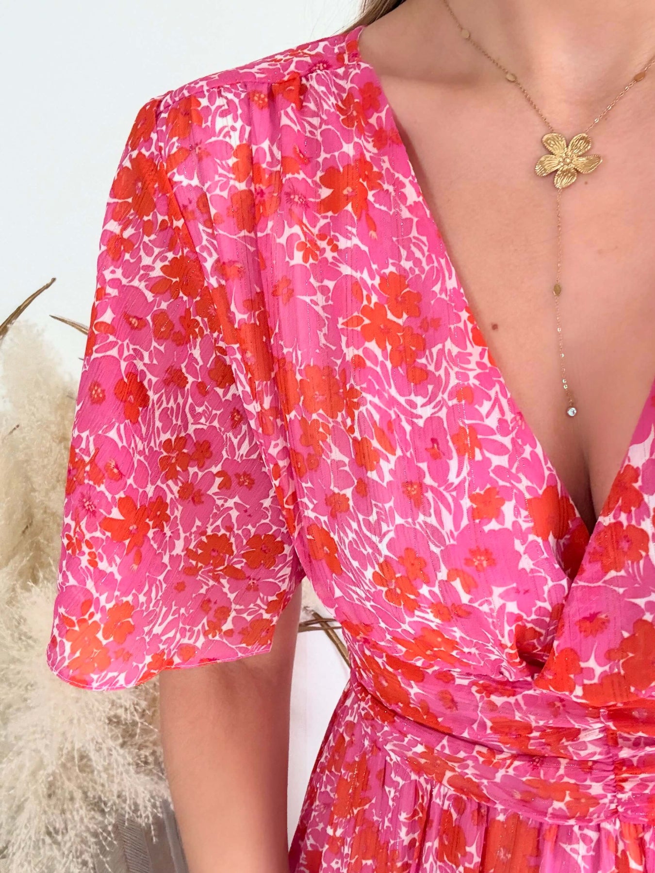 Robe longue Scarlett imprimée rose coupe fluide avec décolleté en V et manches courtes.