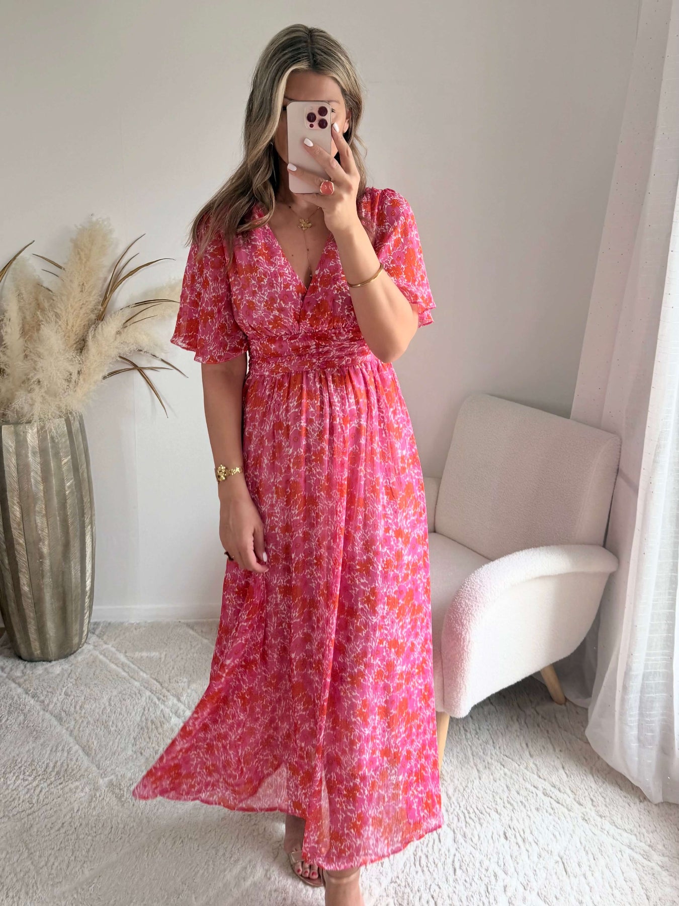 Robe longue Scarlett imprimée rose coupe fluide avec décolleté en V et manches courtes.