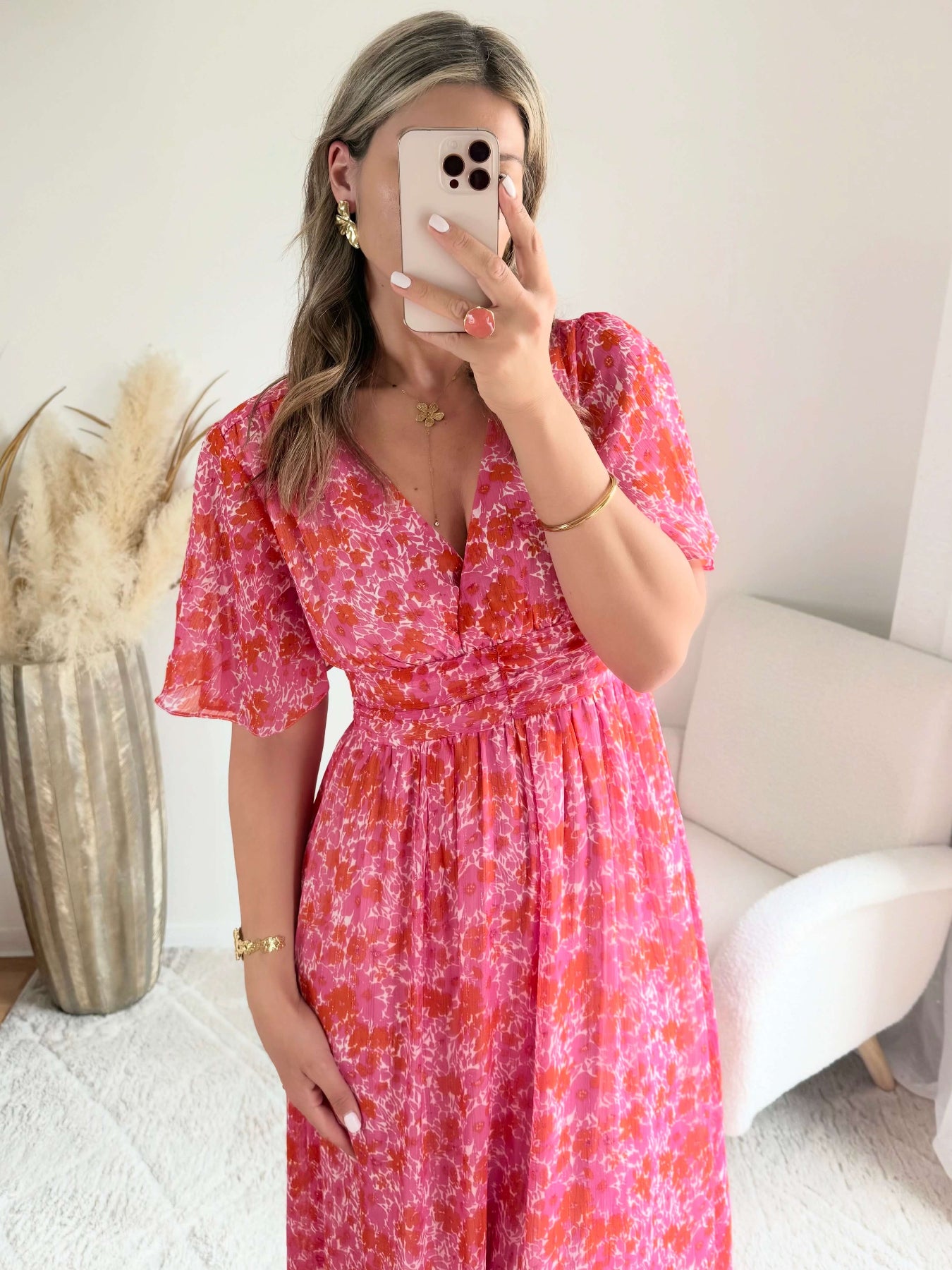 Robe longue Scarlett imprimée rose coupe fluide avec décolleté en V et manches courtes.
