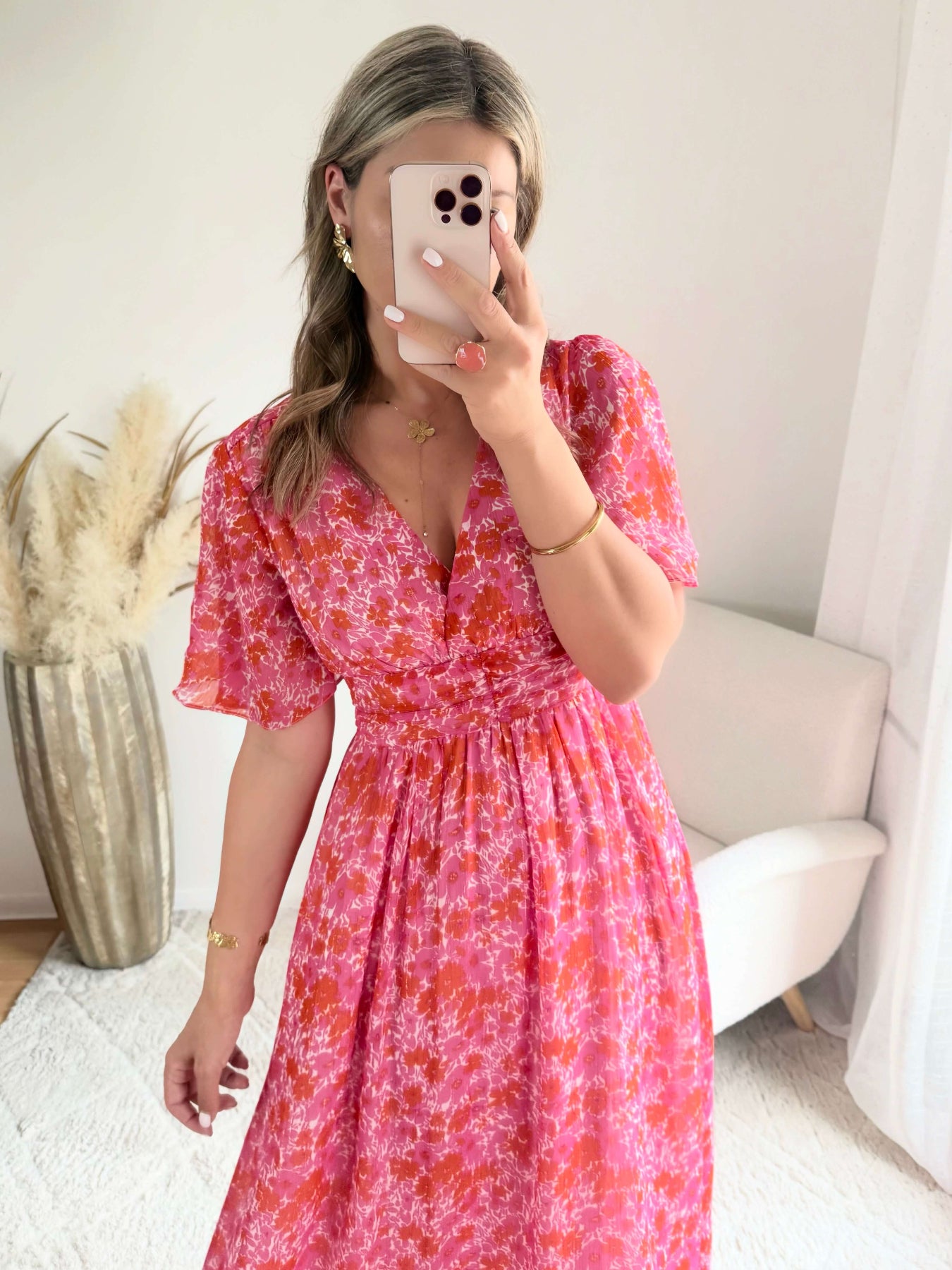 Robe longue Scarlett imprimée rose coupe fluide avec décolleté en V et manches courtes.