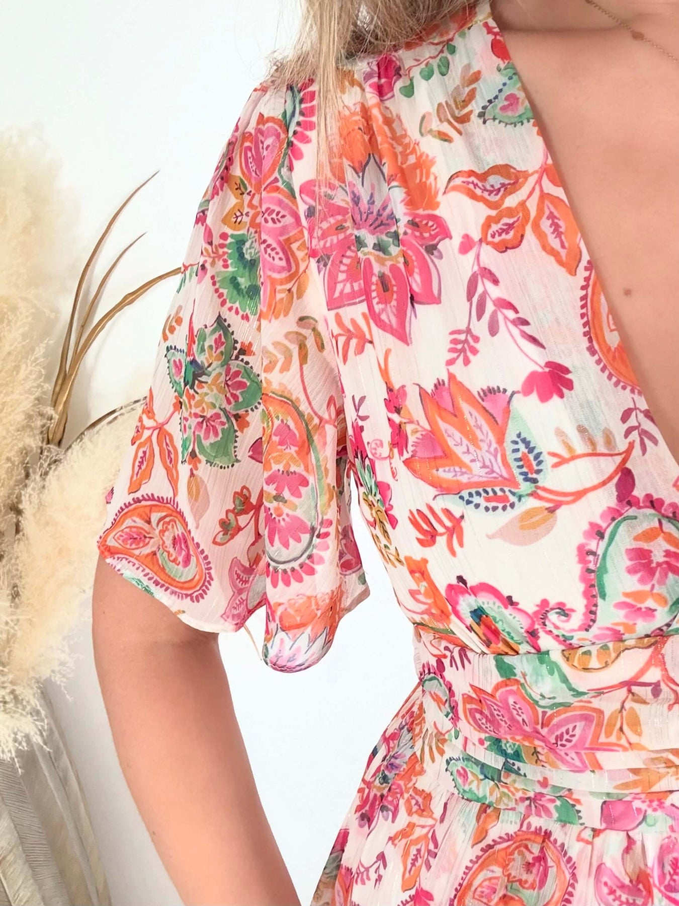 Robe longue Jasmine à imprimé floral rose et corail avec décolleté en V et manches fluides.