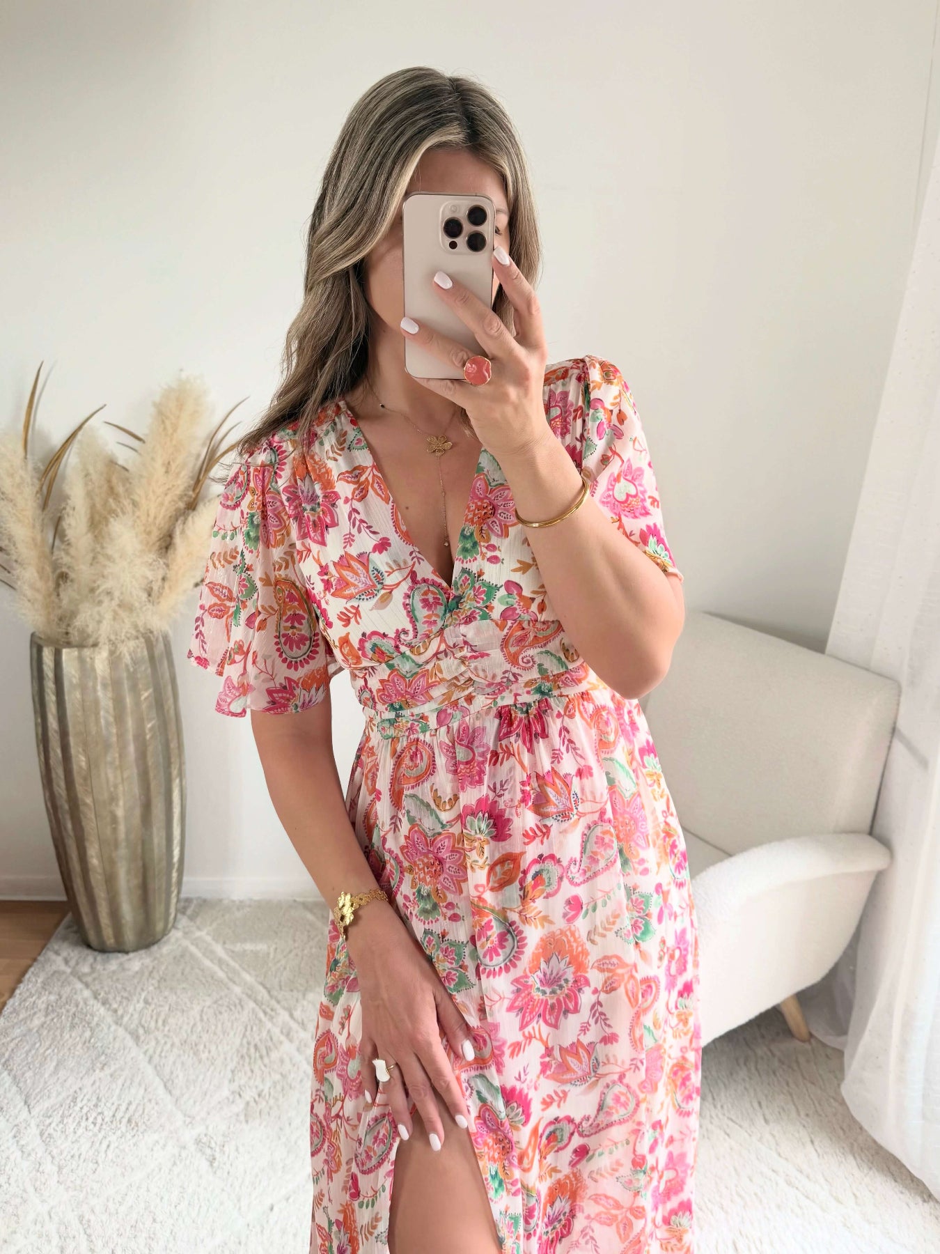 Robe longue Jasmine à imprimé floral rose et corail avec décolleté en V et manches fluides.