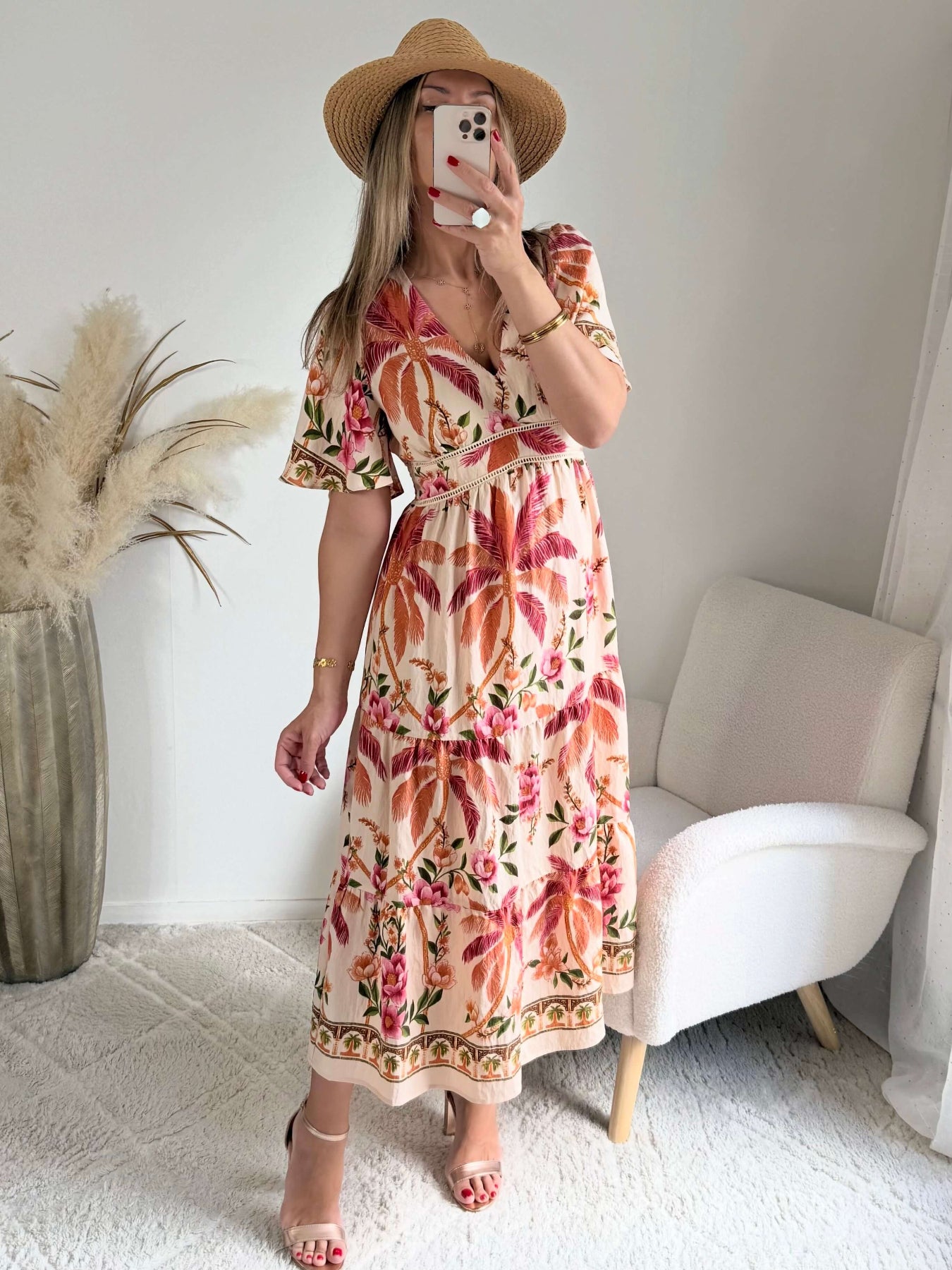 Robe longue Paloma imprimé tropical avec fleurs roses, palmiers terracotta et coupe bohème fluide.