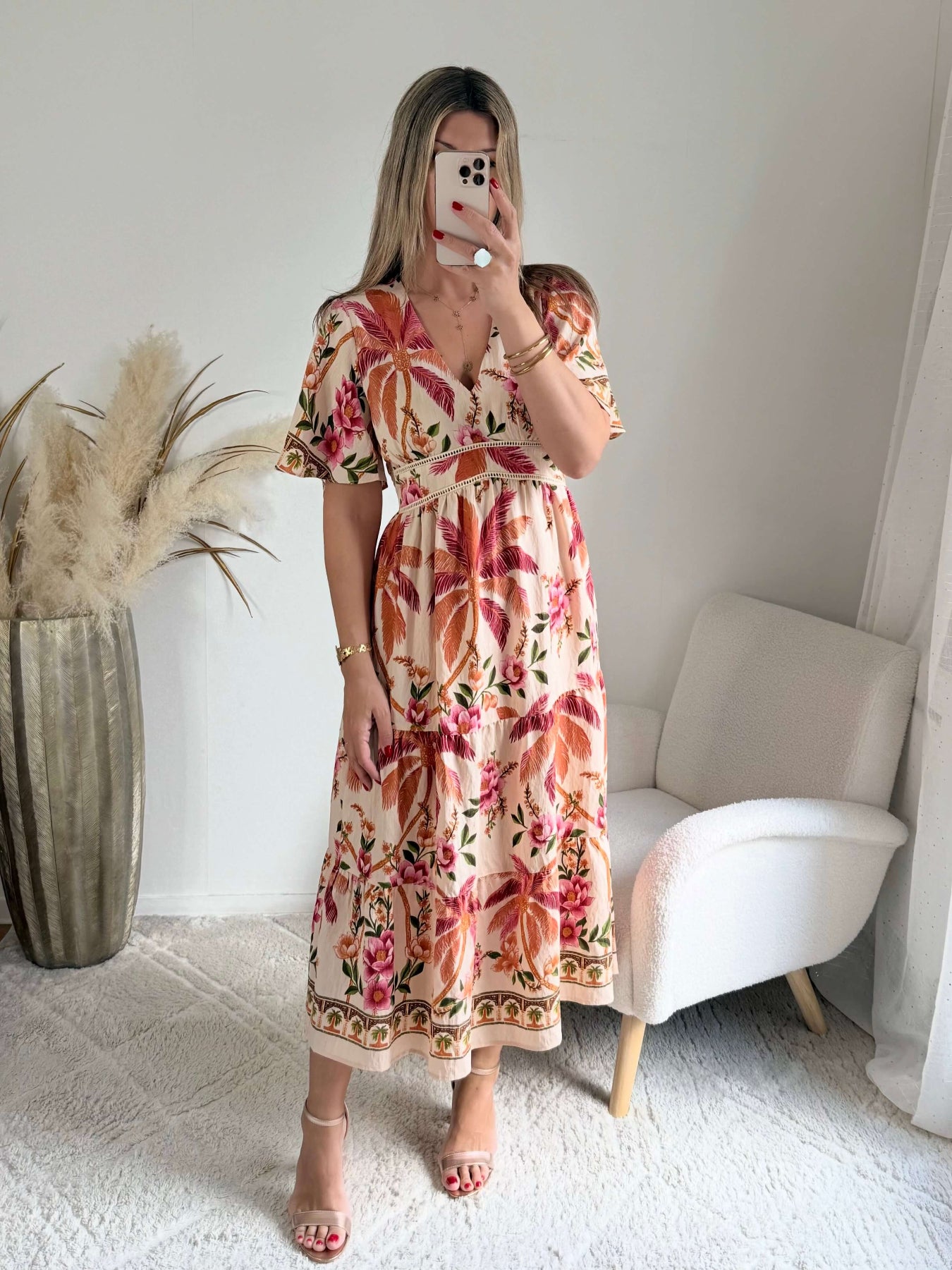 Robe longue Paloma imprimé tropical avec fleurs roses, palmiers terracotta et coupe bohème fluide.