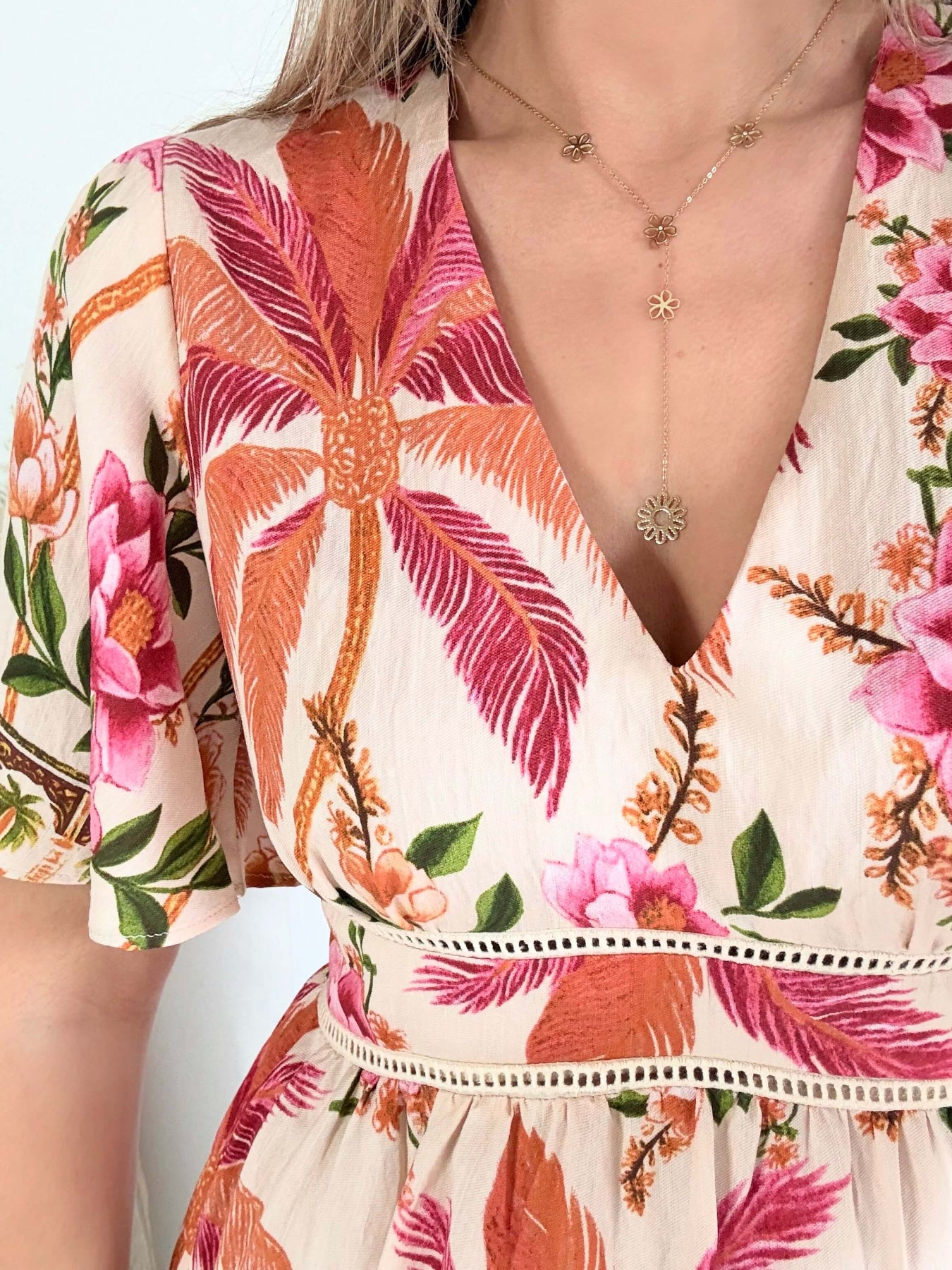 Robe longue Paloma imprimé tropical avec fleurs roses, palmiers terracotta et coupe bohème fluide.