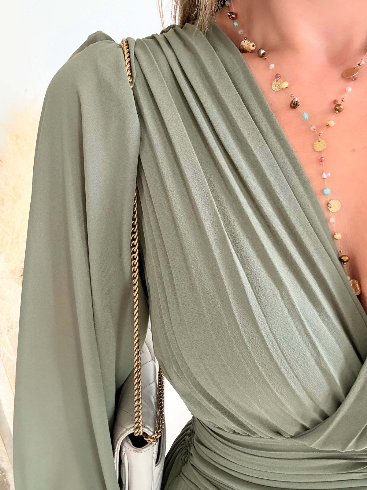 Femme portant une robe longue de cérémonie