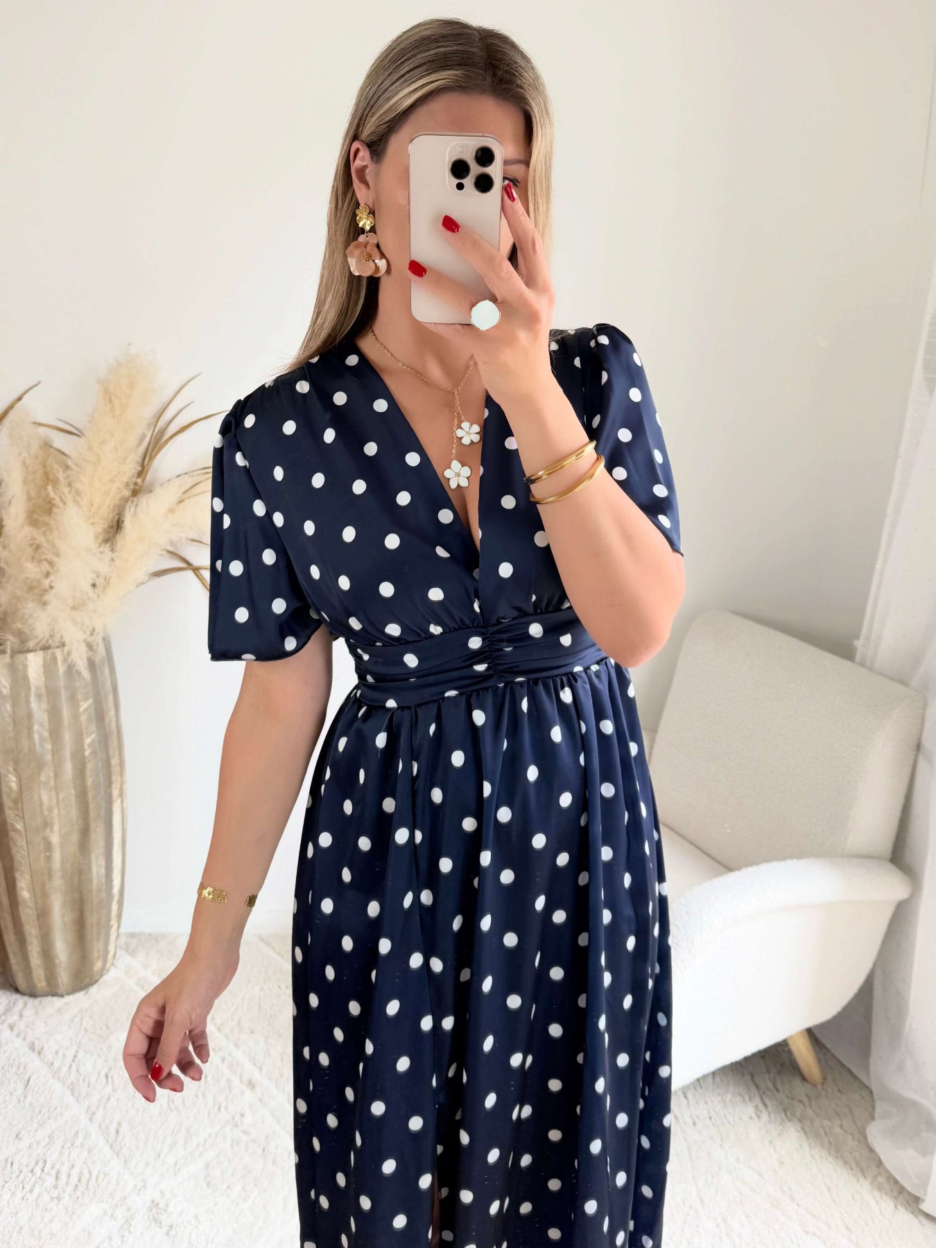 Robe longue marine à pois blanc satinée avec fente