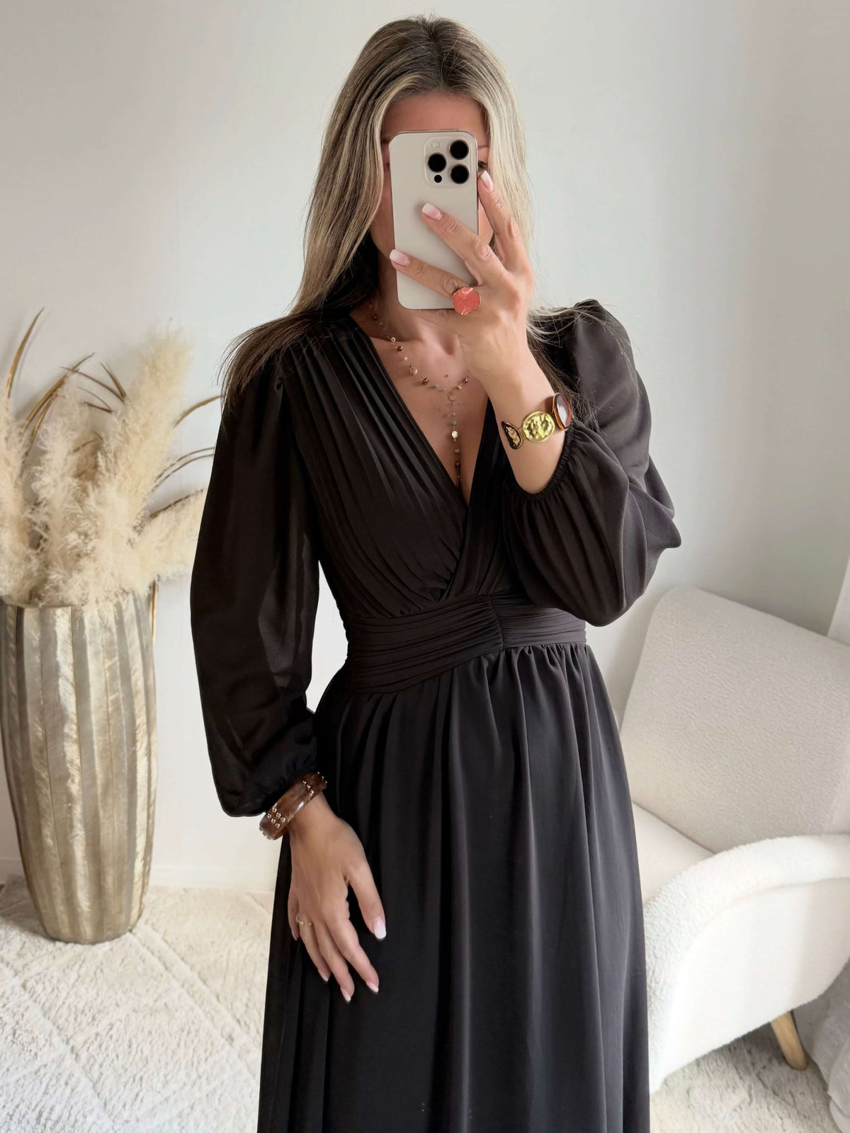 Femme portant une robe longue de cérémonie marron