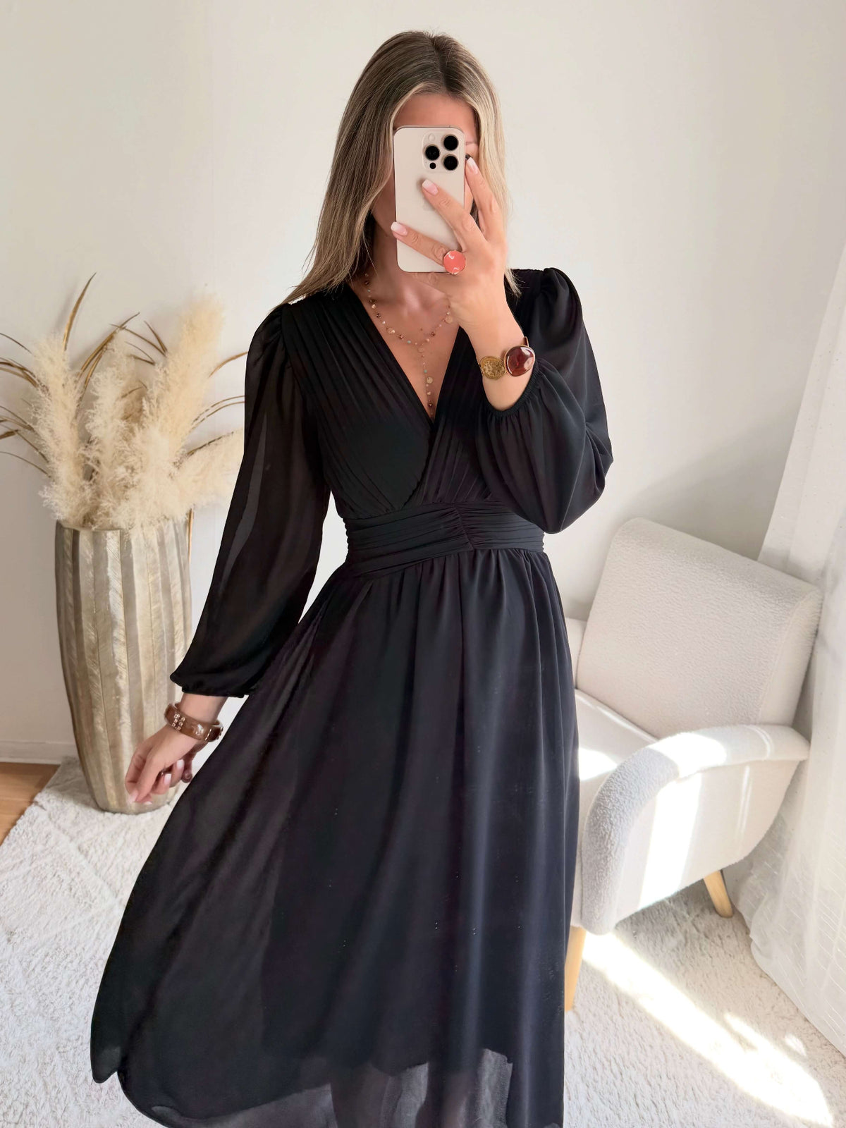 Femme portant une robe longue de cérémonie
