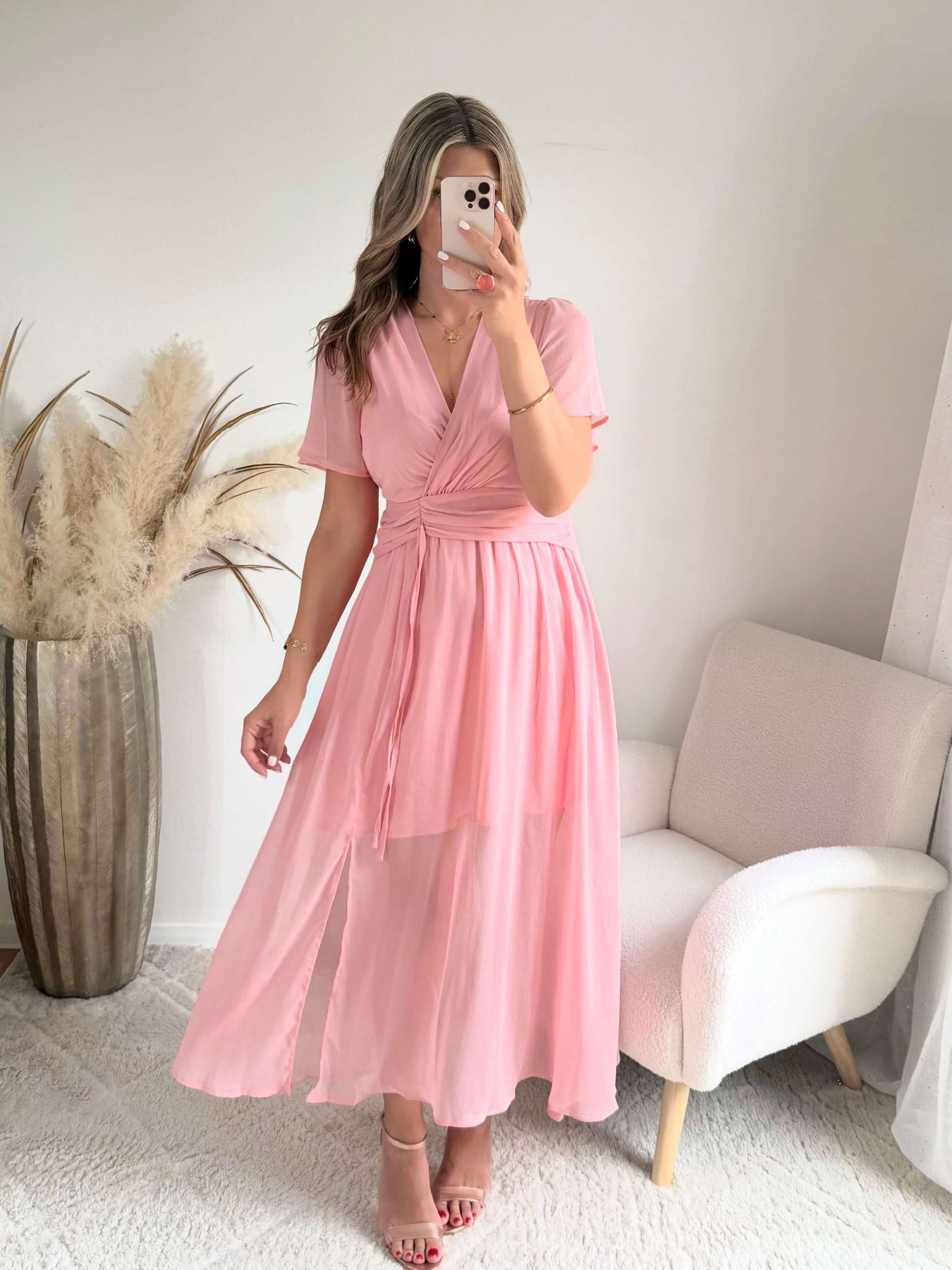 Robe longue Ella rose poudré avec décolleté croisé, manches courtes fluides et jupe évasée