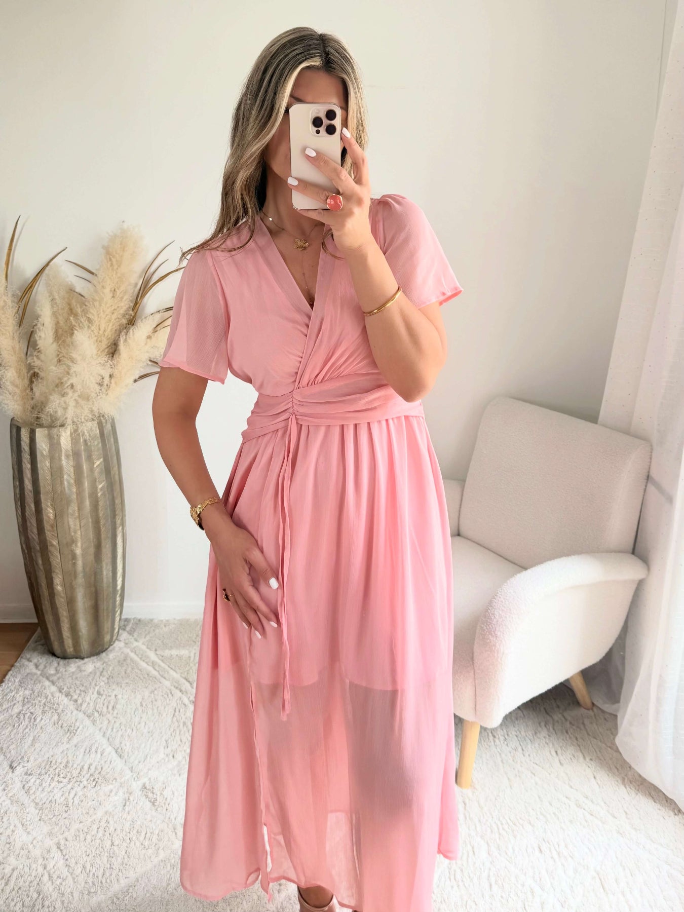 Robe longue Ella rose poudré avec décolleté croisé, manches courtes fluides et jupe évasée