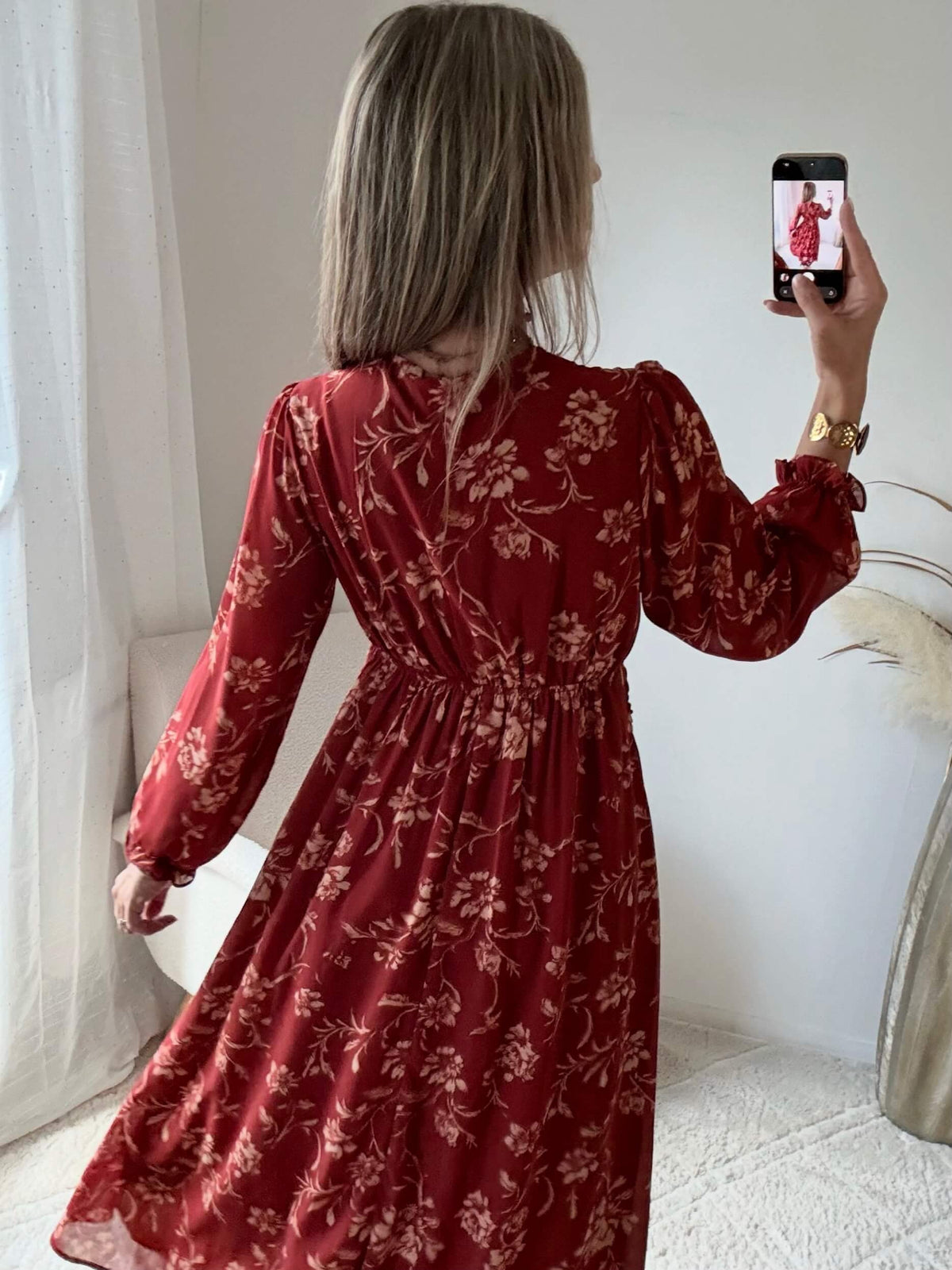 Femme portant une robe longue terracotta du S au 4XL