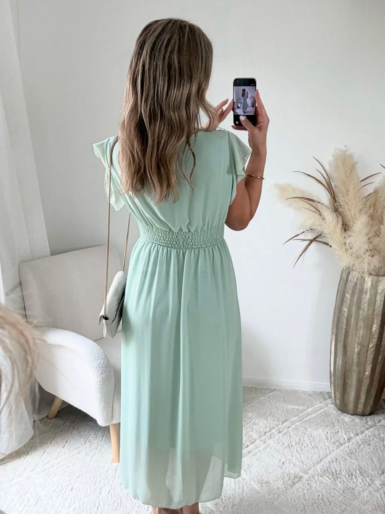 Robe Madison longue fluide à volants avec décolleté cache-cœur et manches volantées, disponible en vert d’eau, rose poudré et fuchsia, taille unique du 36 au 42.